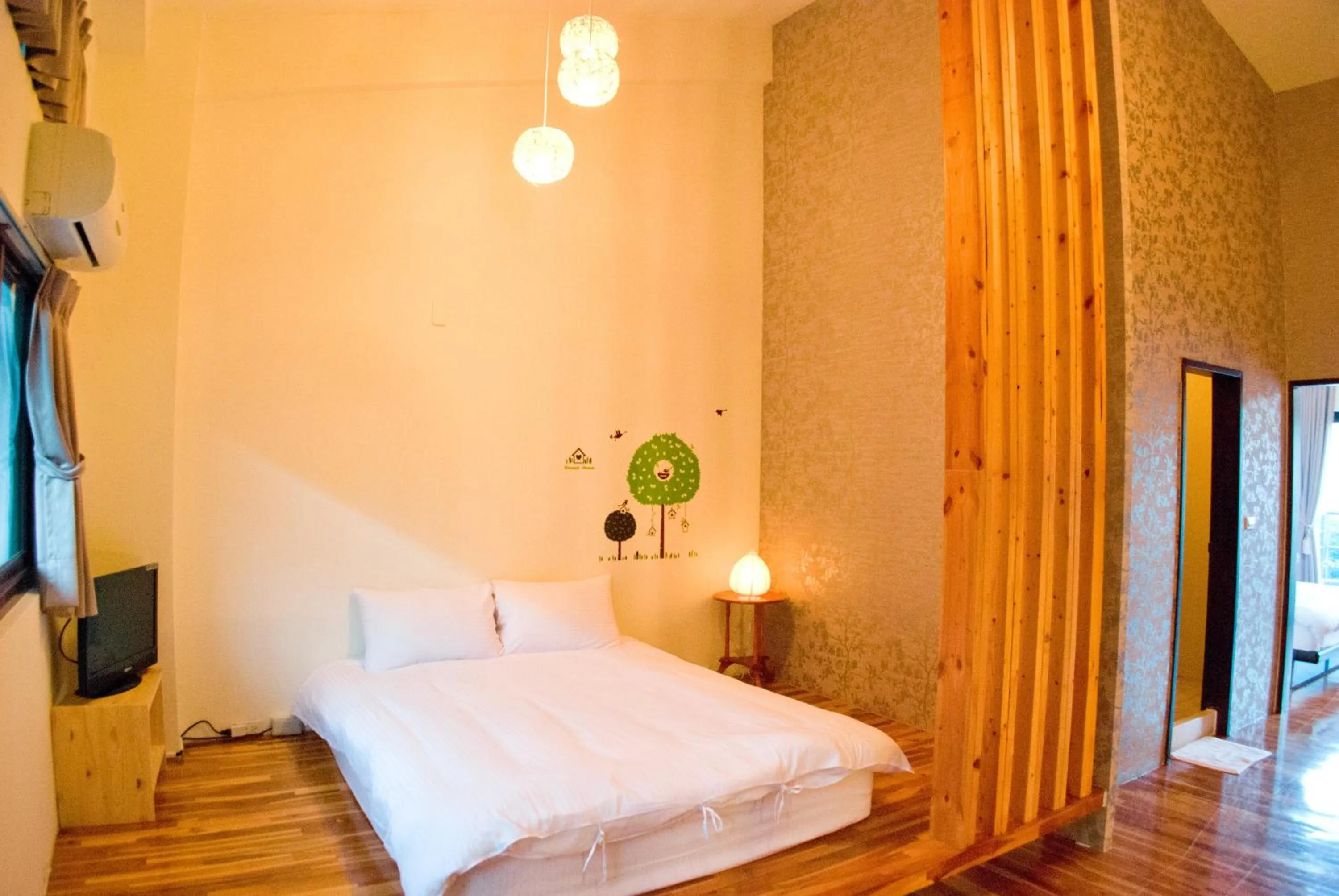 Photo of the whole room, Bed in Sanyi Happiness B&B