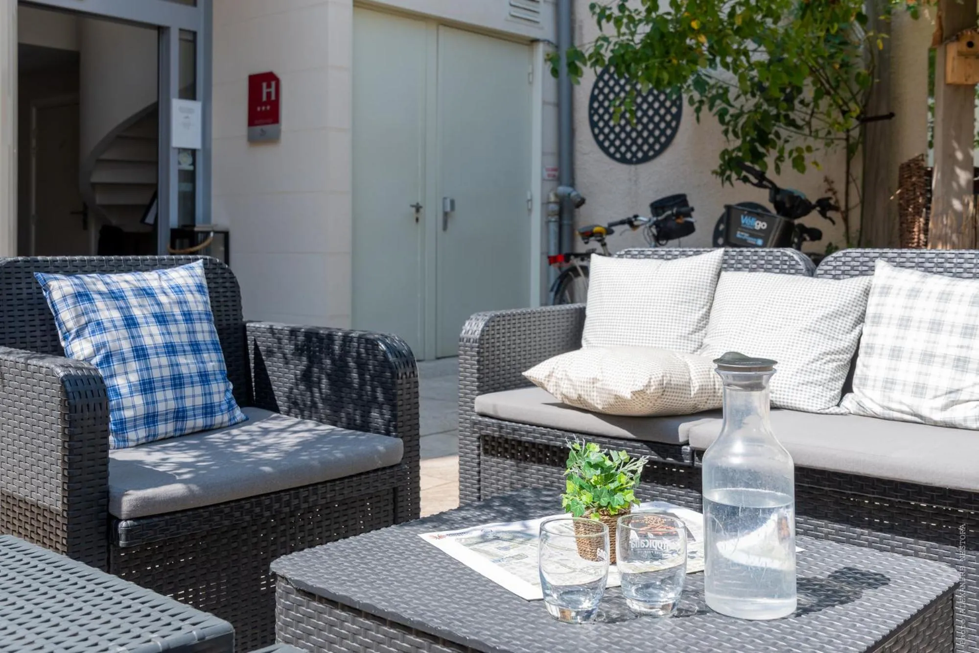 Inner courtyard view in Hôtel Versailles Chantiers