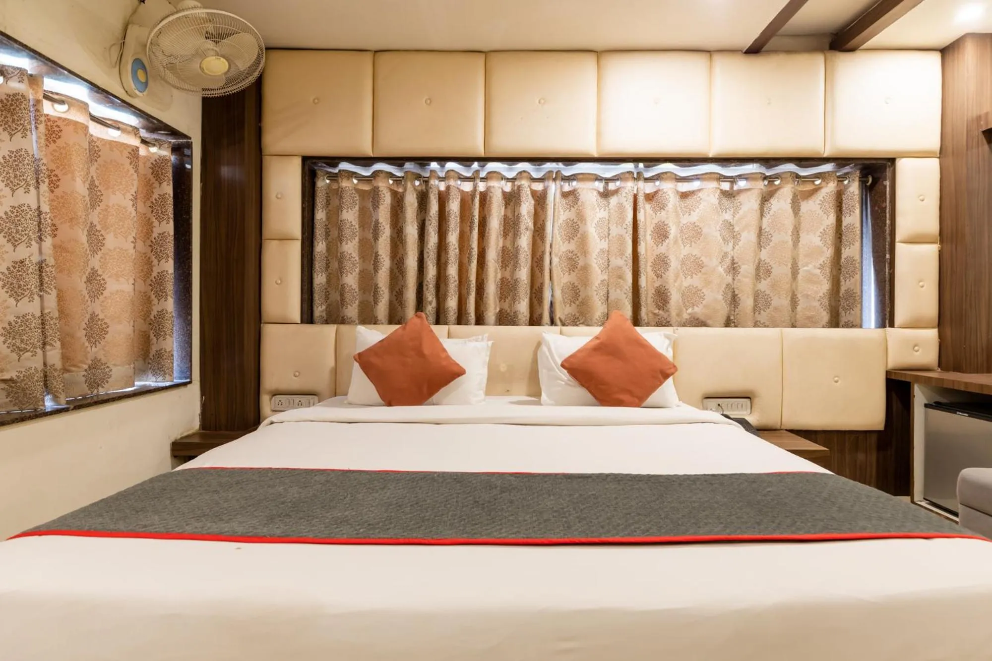 Bed in FabHotel The Oasis