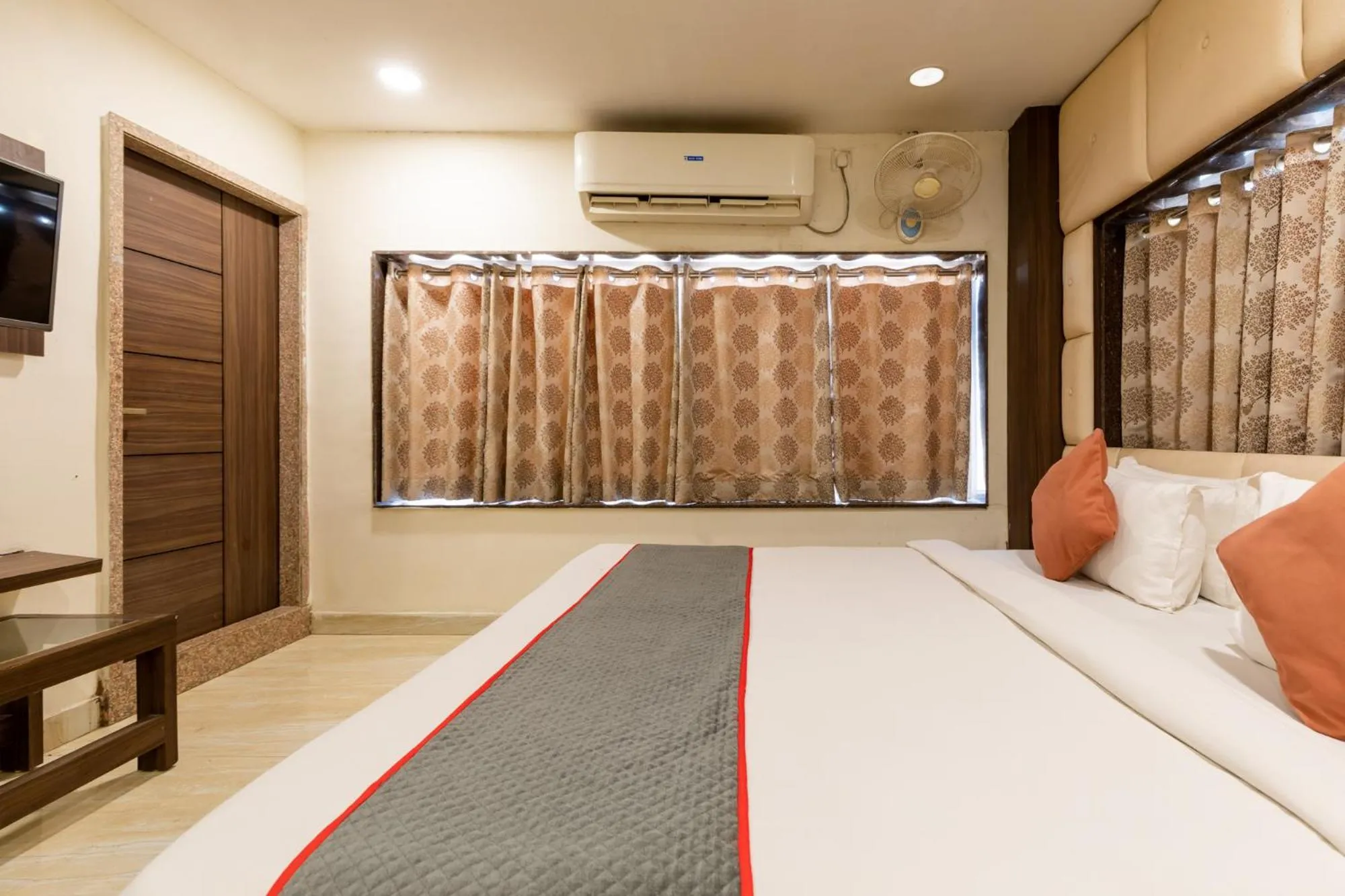 Bedroom, Bed in FabHotel The Oasis