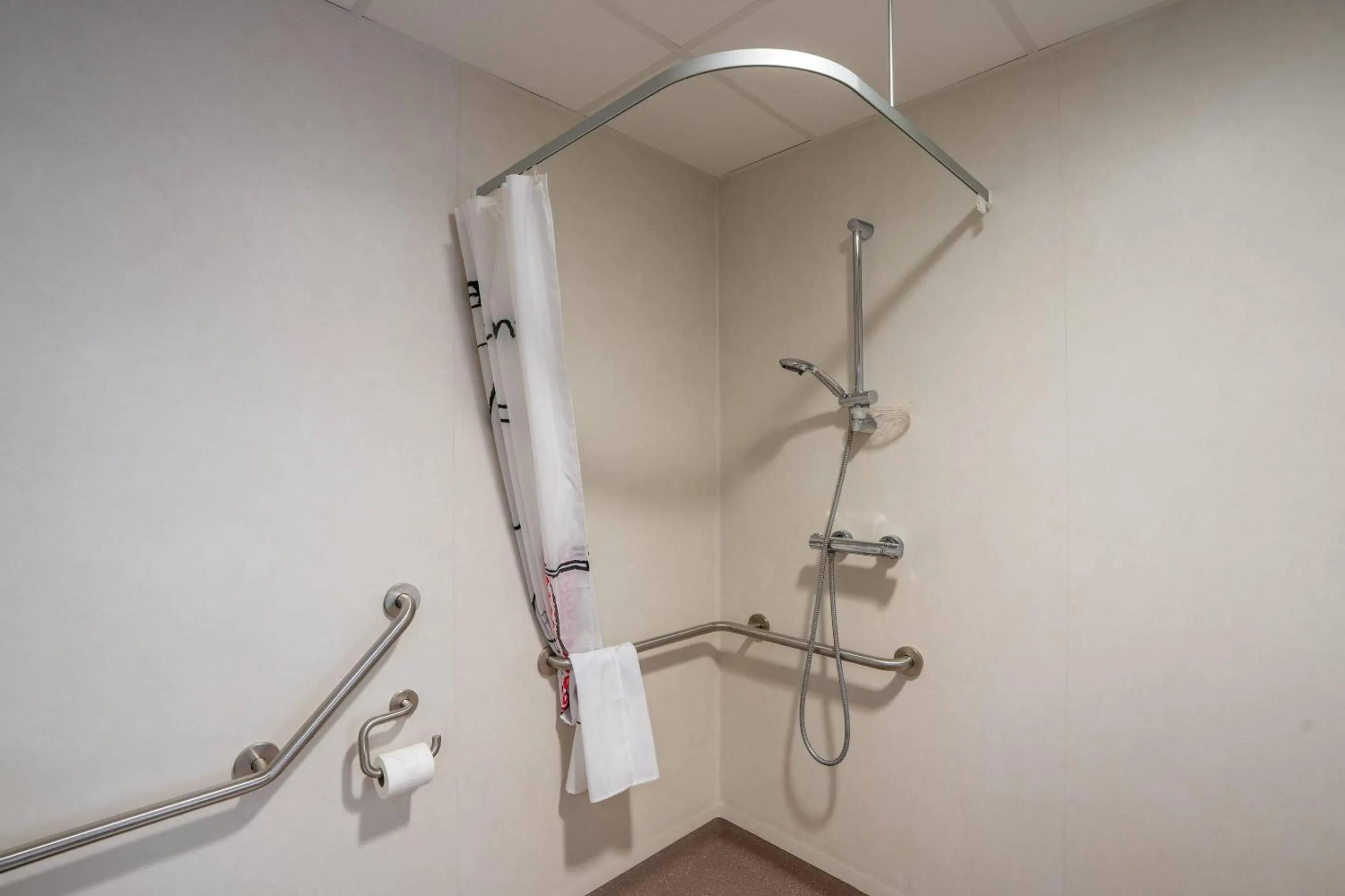 Shower in Quality Aparthotel Bourgoin-Jallieu
