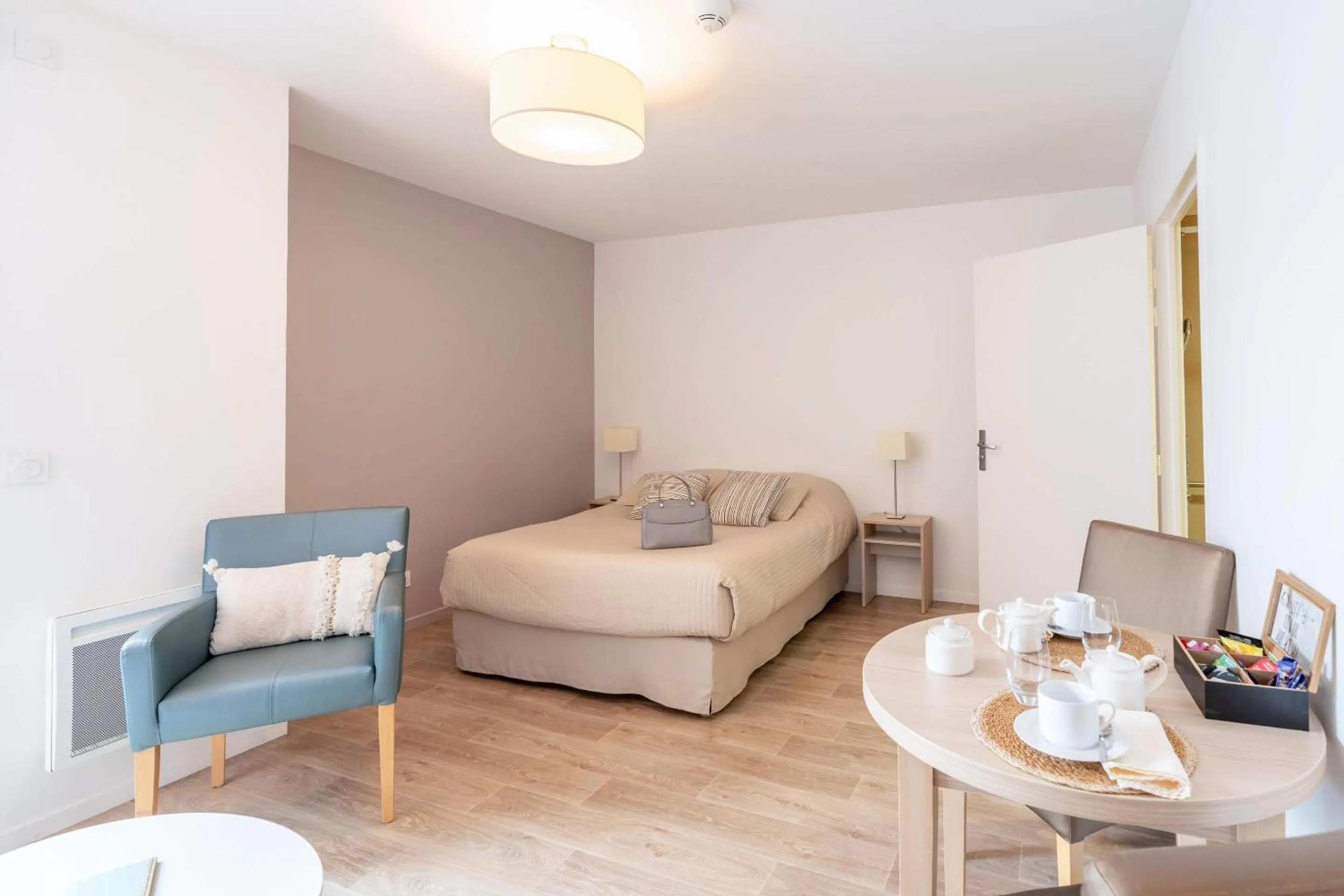 Bed in Quality Aparthotel Bourgoin-Jallieu