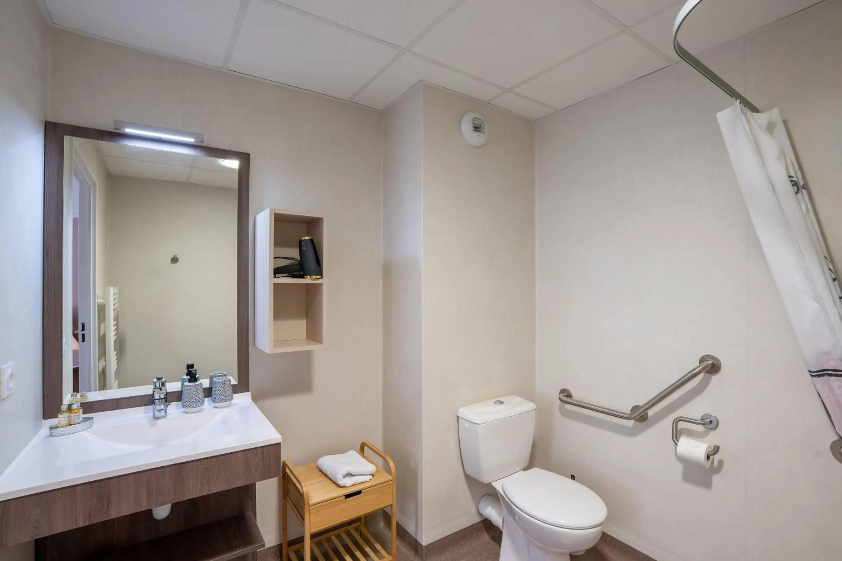 Shower in Quality Aparthotel Bourgoin-Jallieu