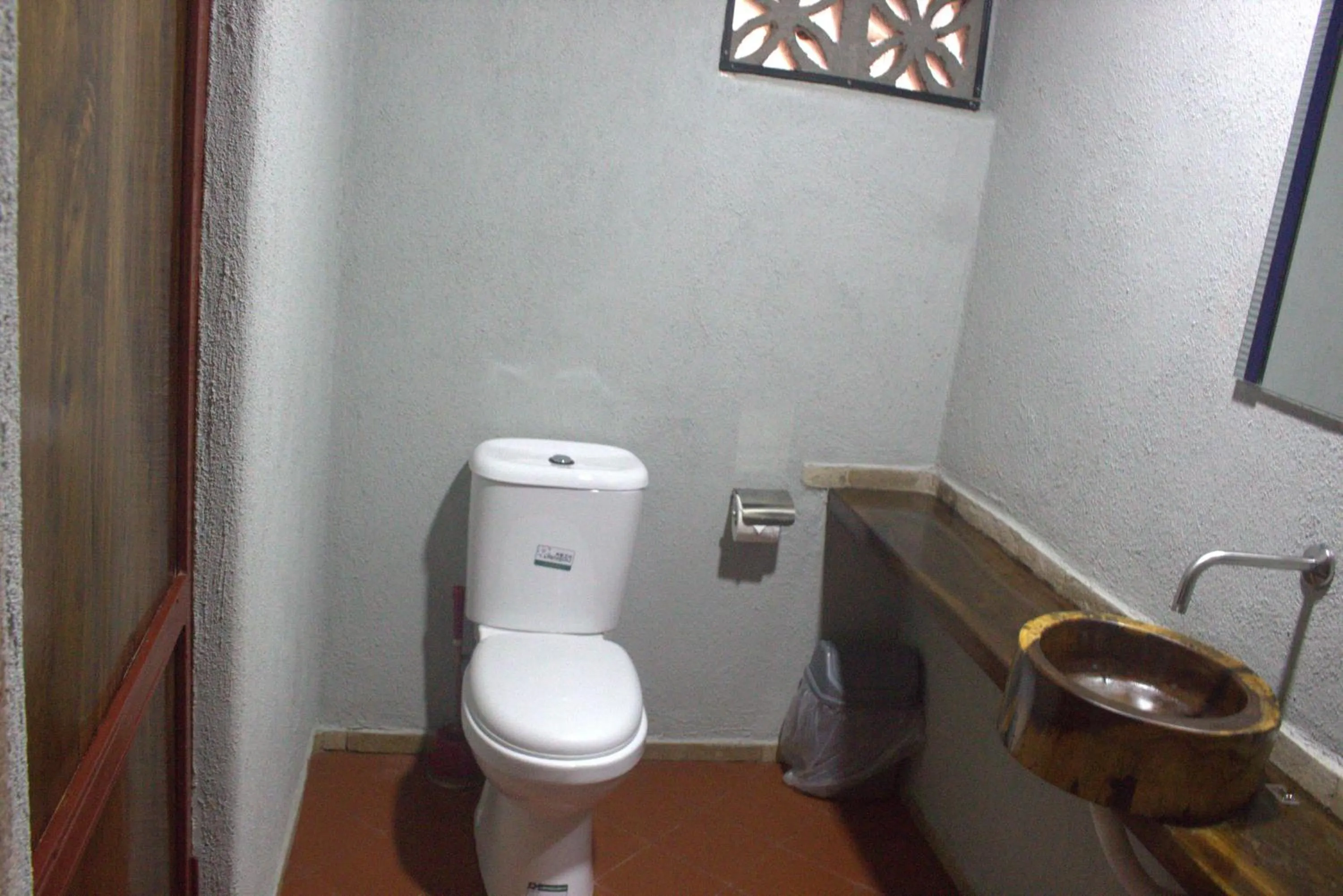 Toilet in Montane Safaris Hotel, Entebbe