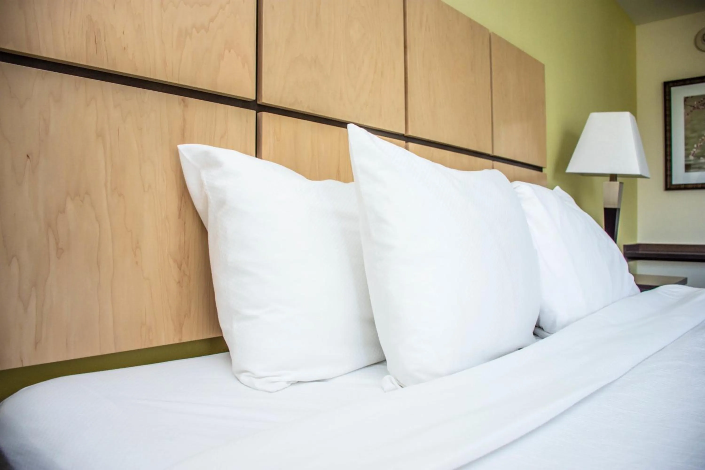 Photo of the whole room, Bed in Candlewood Suites Overland Park W 135th St by IHG