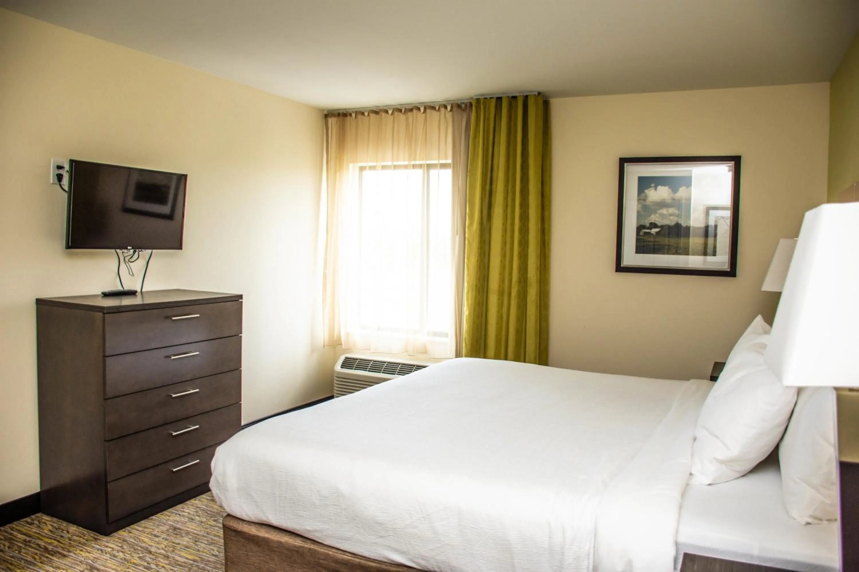 Photo of the whole room, Bed in Candlewood Suites Overland Park W 135th St by IHG