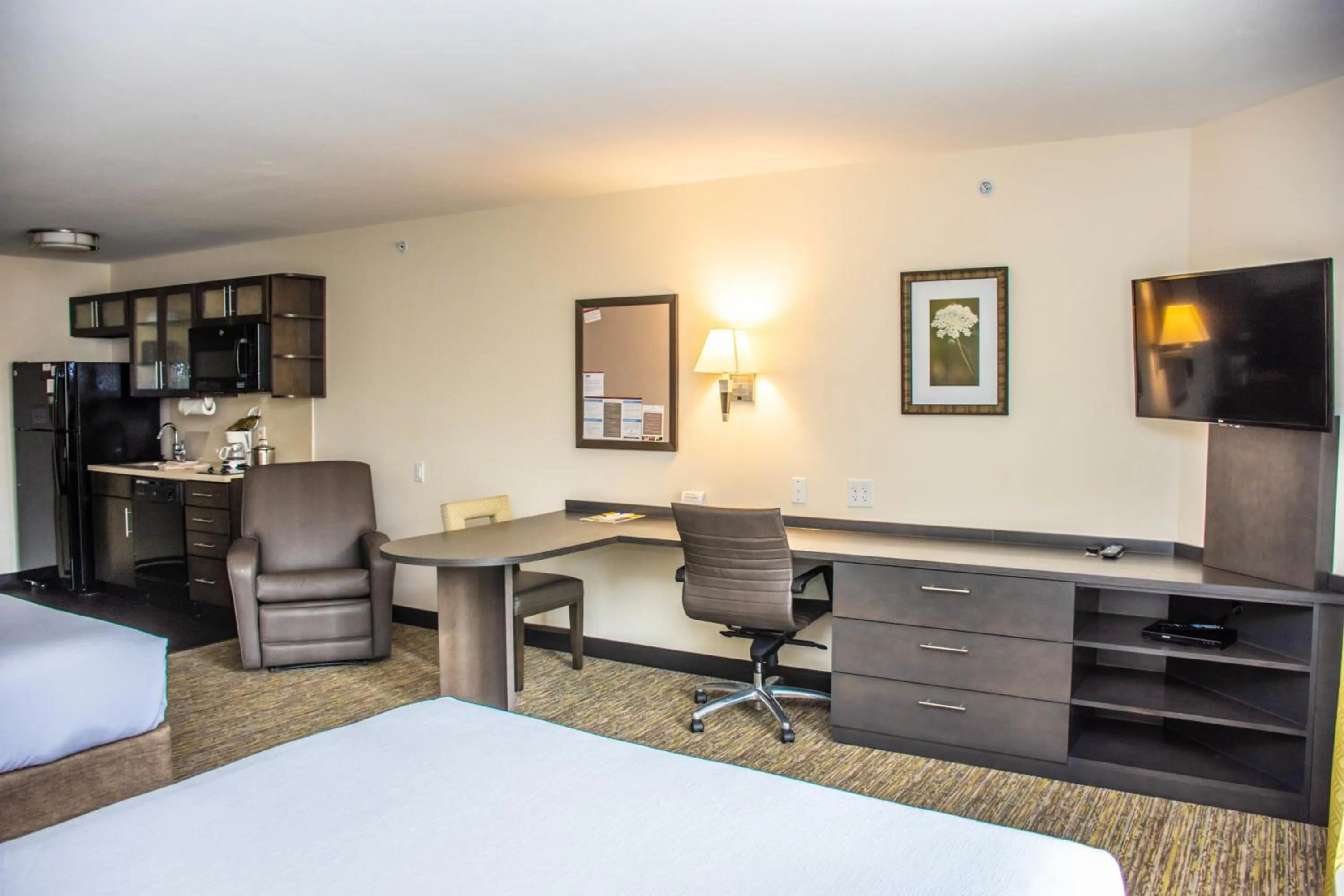 Photo of the whole room, Bed in Candlewood Suites Overland Park W 135th St by IHG