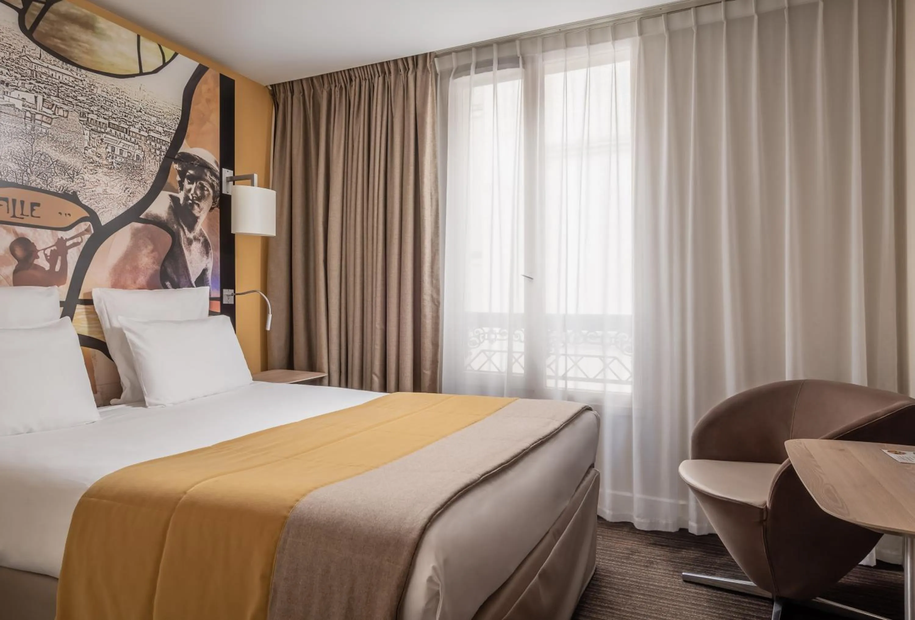 Photo of the whole room, Bed in Mercure Paris Pigalle Sacre Coeur