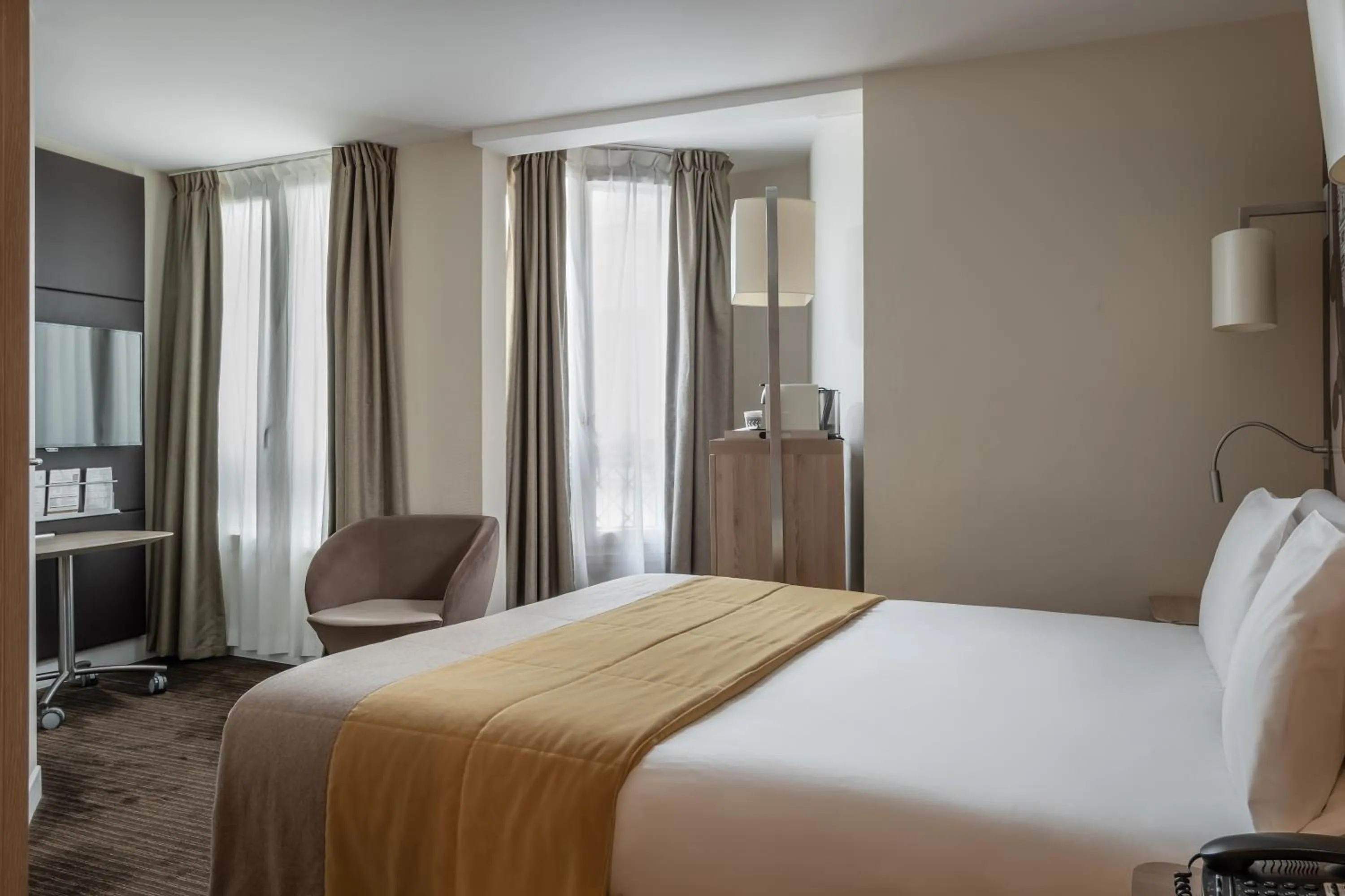 Photo of the whole room, Bed in Mercure Paris Pigalle Sacre Coeur