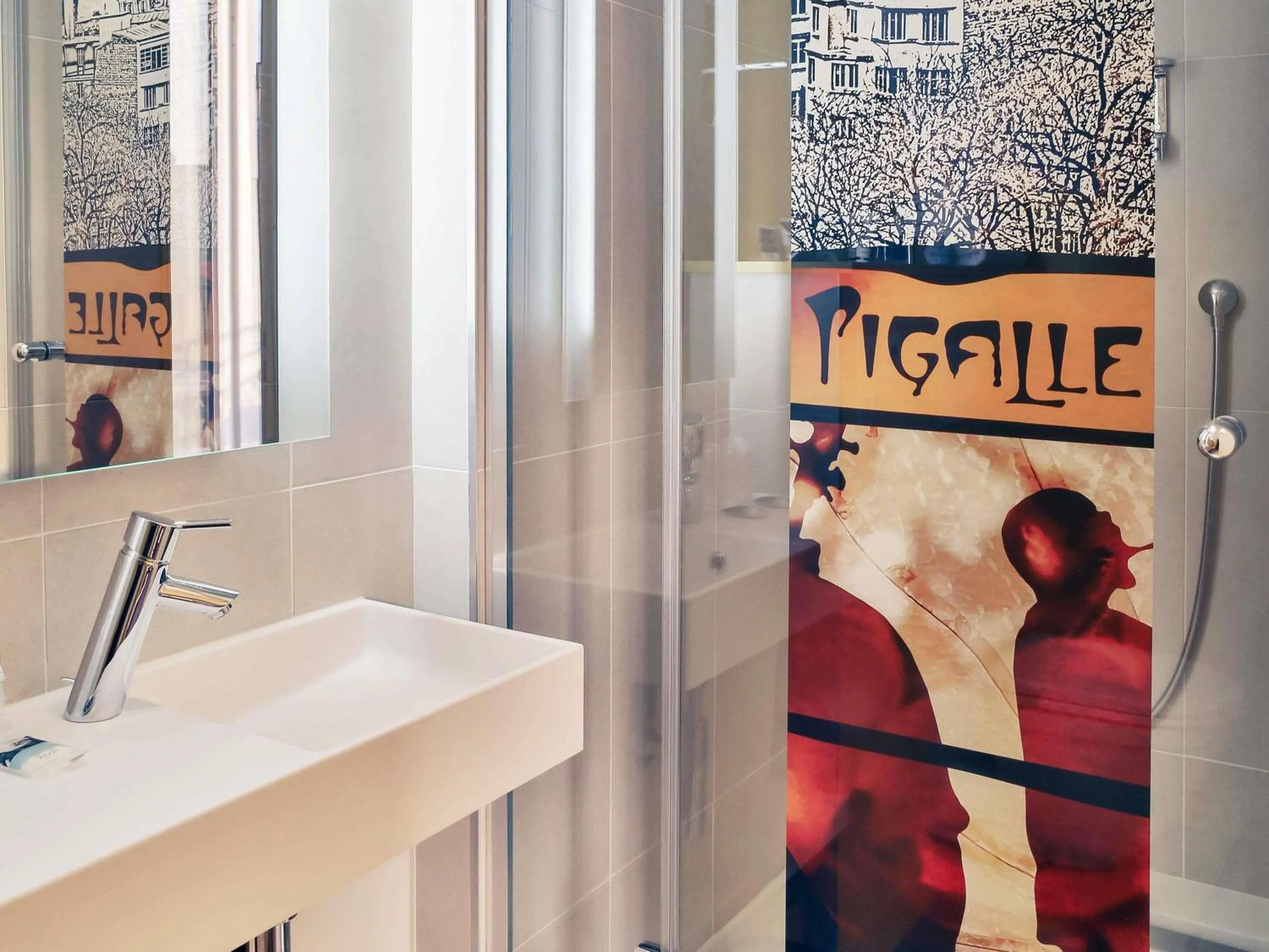 Bedroom in Mercure Paris Pigalle Sacre Coeur