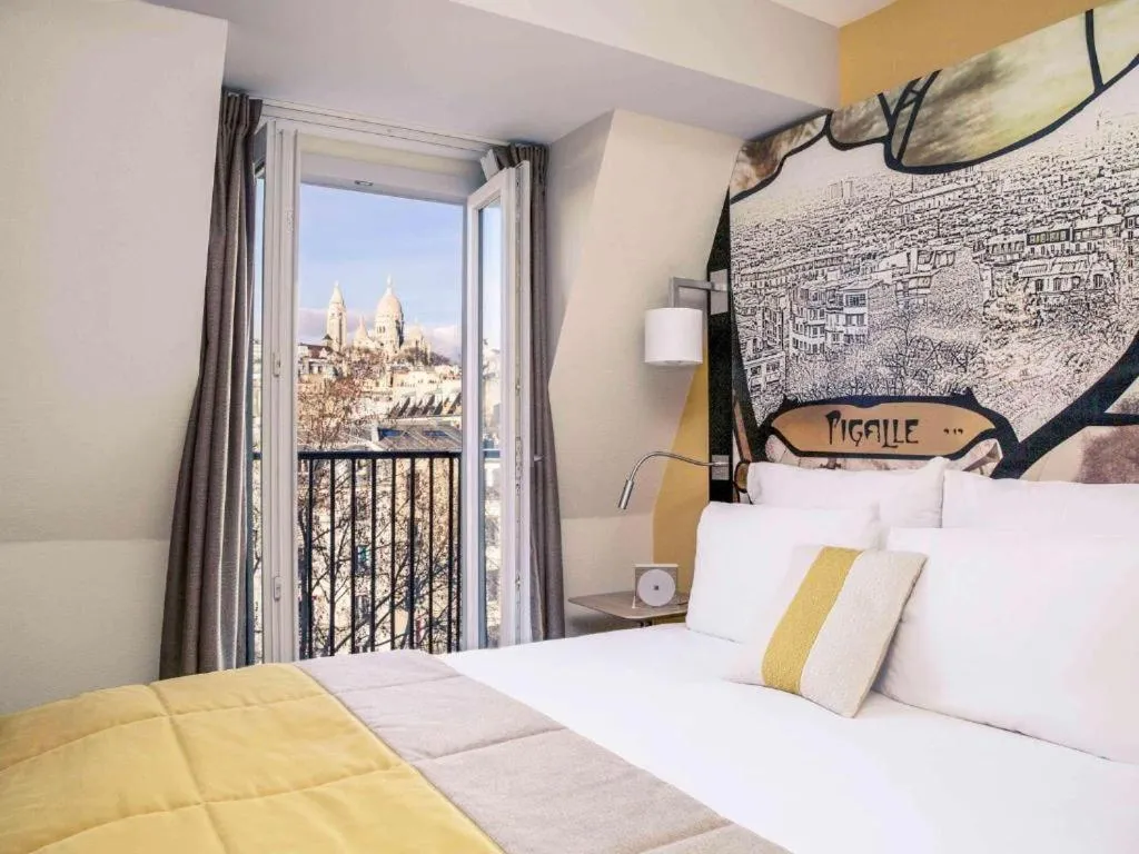 Photo of the whole room, Bed in Mercure Paris Pigalle Sacre Coeur