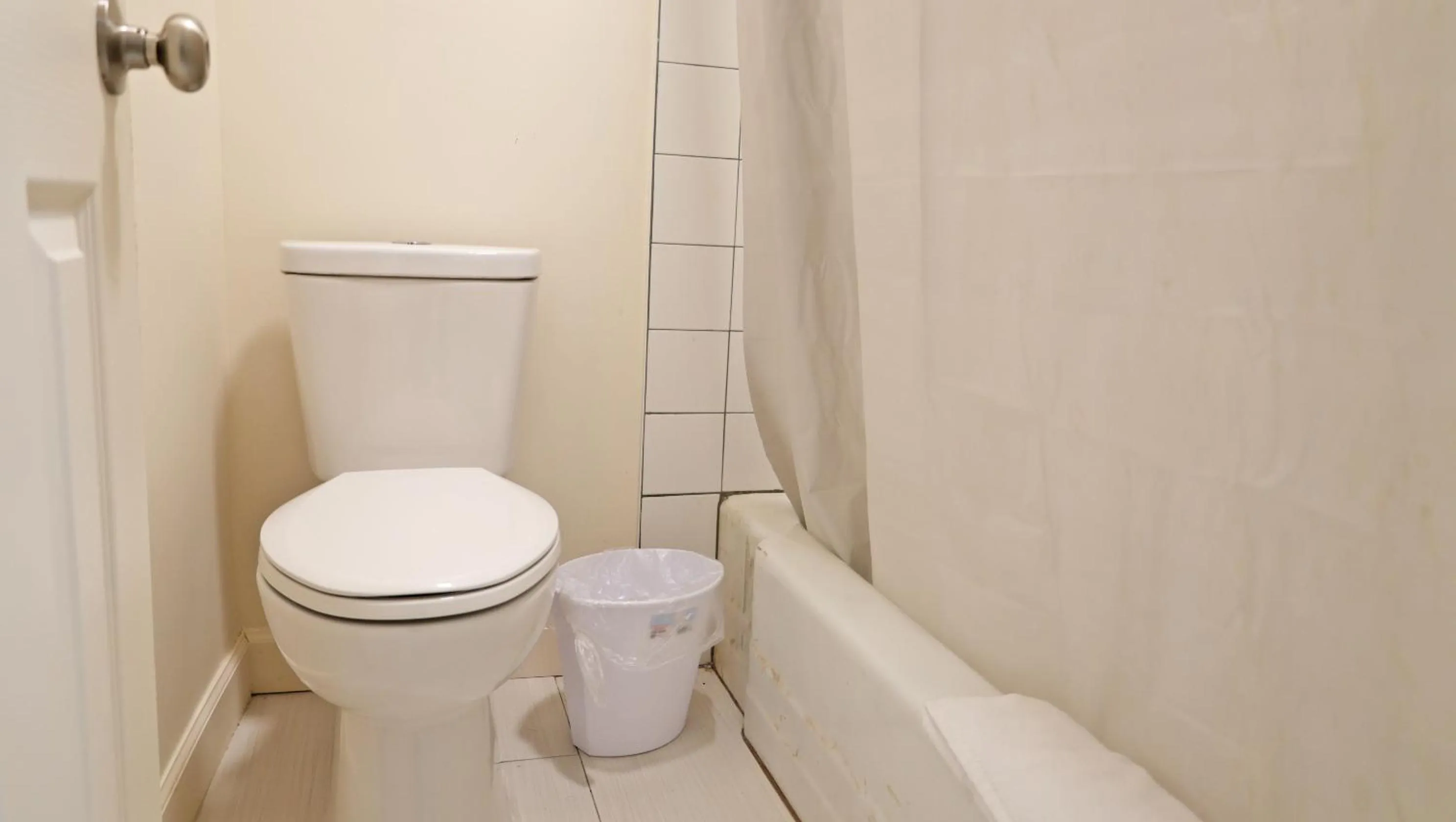 Toilet in Sawmill Lodges Motel