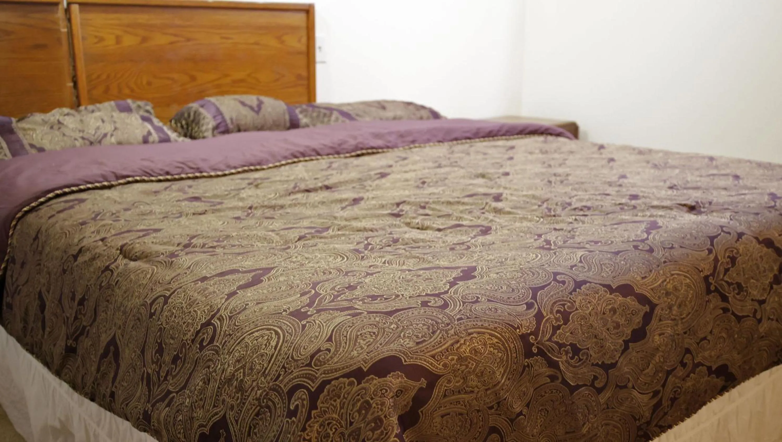 Bed in Sawmill Lodges Motel