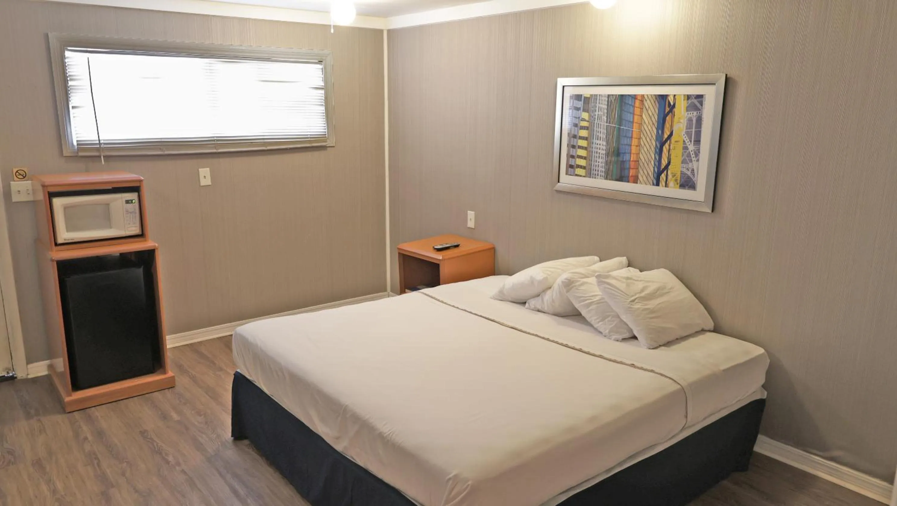 Bed in Sawmill Lodges Motel