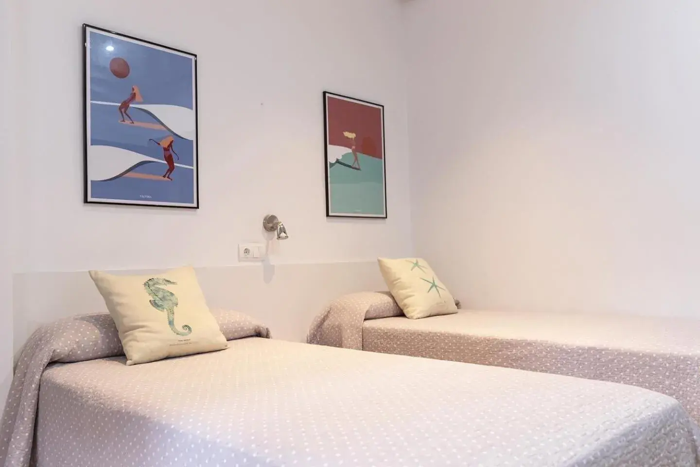 Standard Twin Room with Shared Bathroom - single occupancy in Pension Angelines, Sneuu Hostel Santander Standard Twin Room with Shared Bathroom - single occupancy in Pension Angelines, Sneuu Hostel Santander