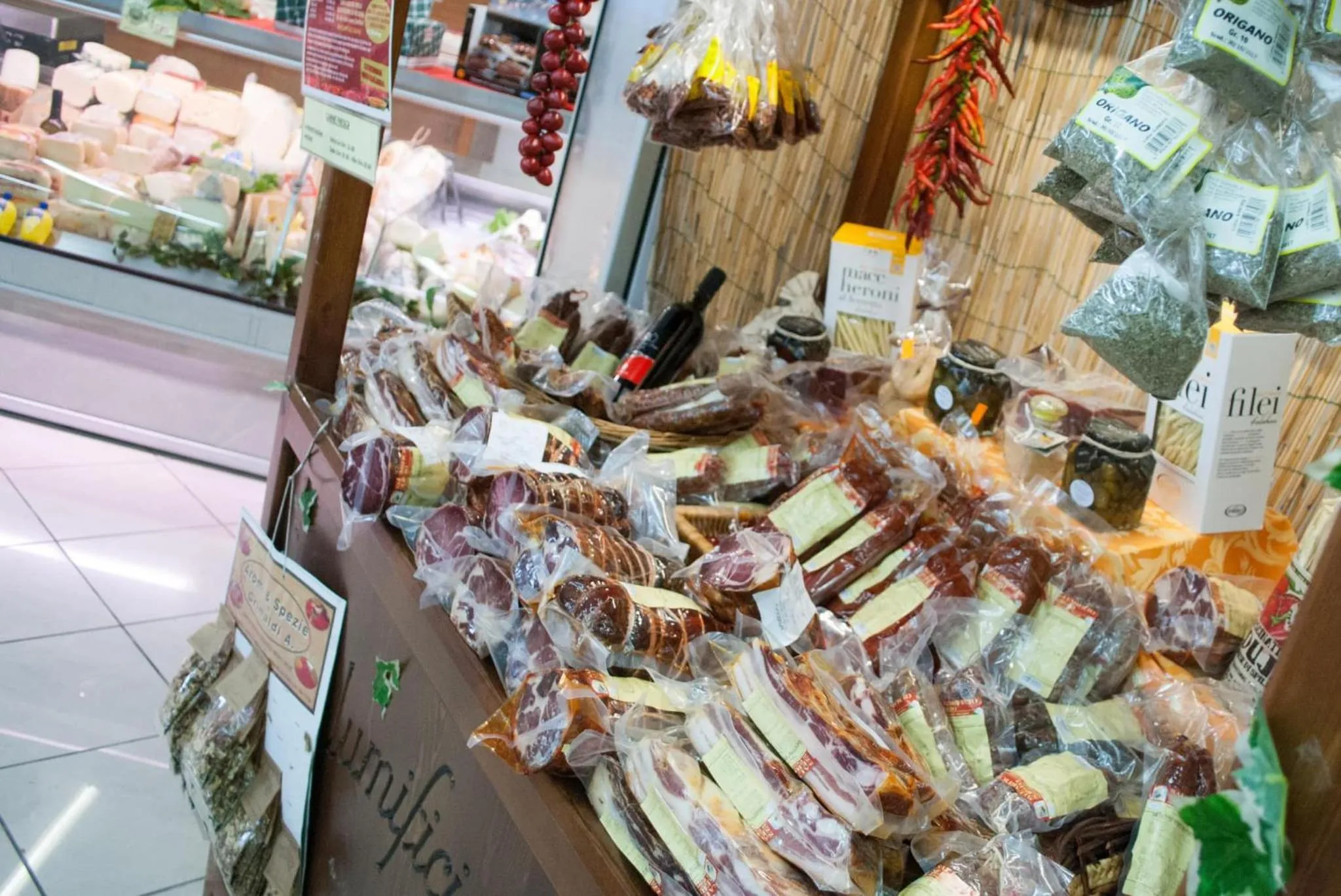 On-site shops in Villaggio Turistico La Mantinera - Residence