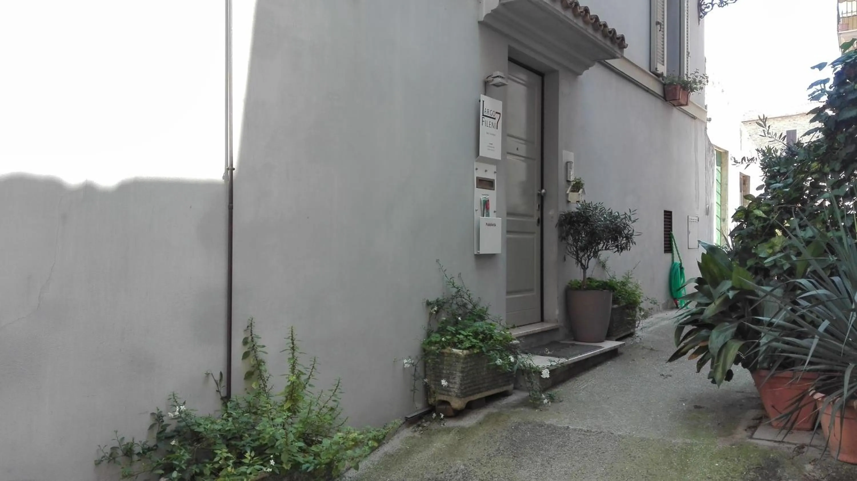 Facade/entrance in Largo Fileni 7