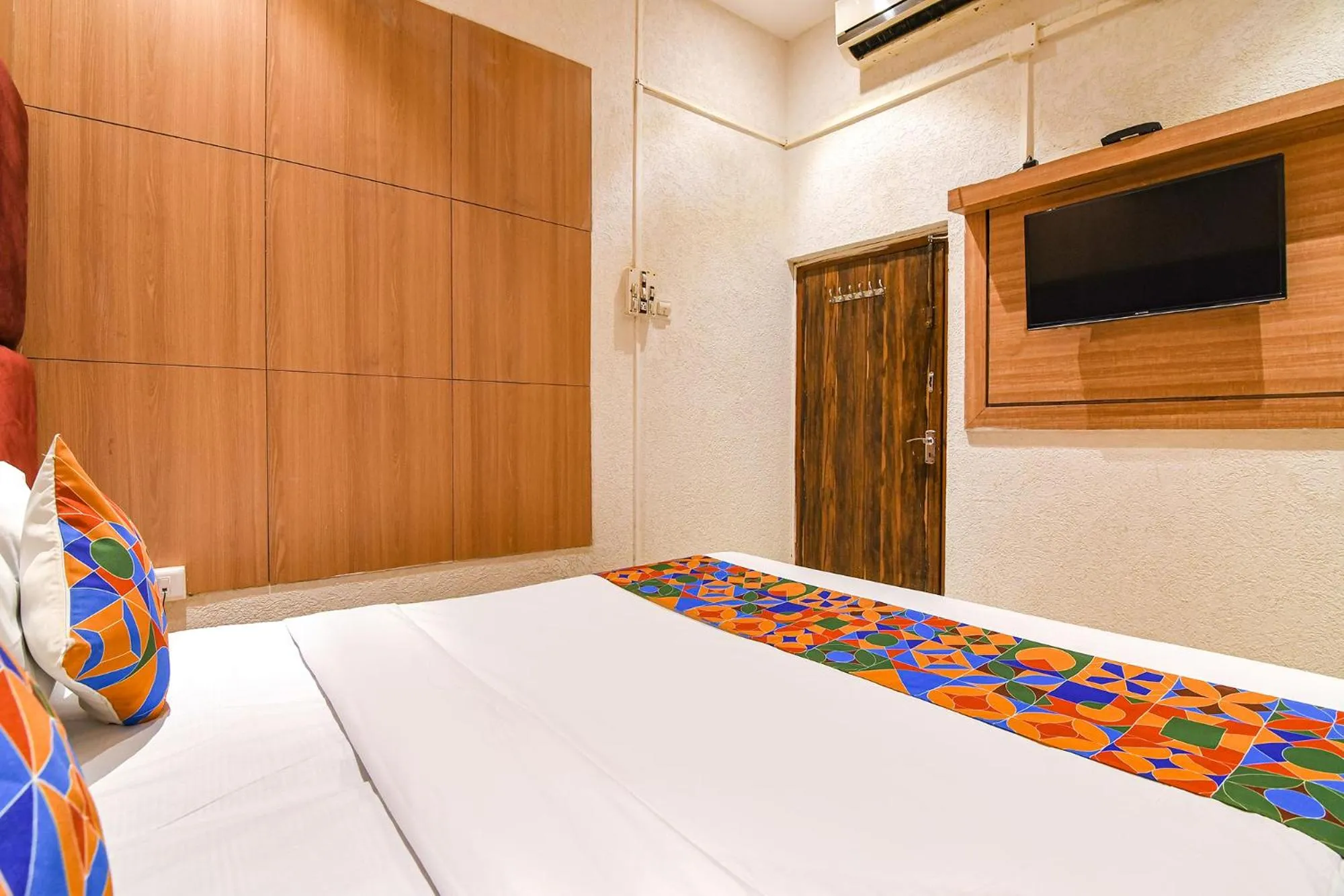 Bed in FabHotel Marina