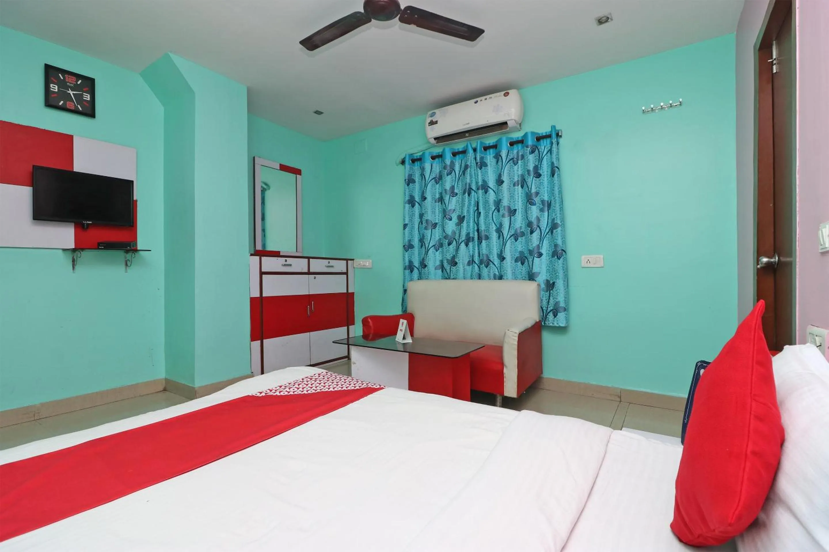 Bedroom, Bed in Hotel O Maruti Lodging