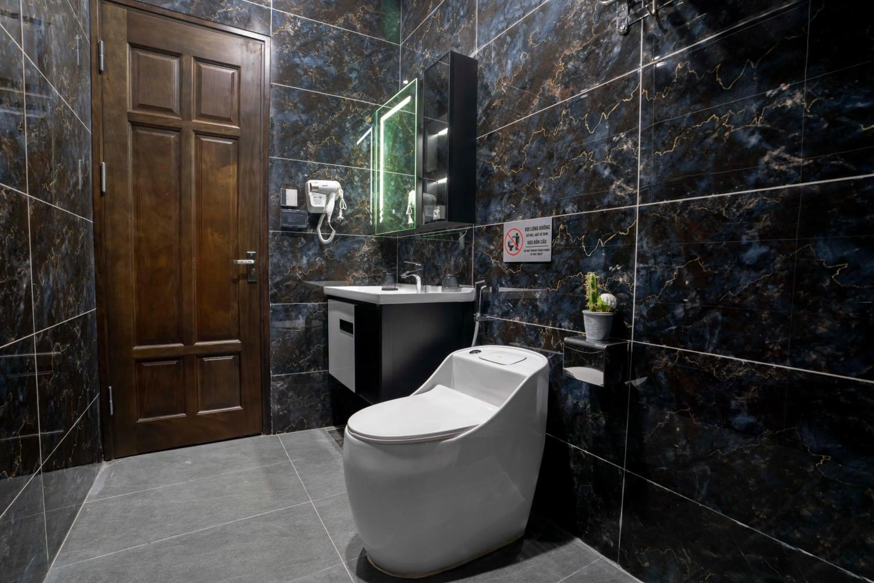 Bathroom in Hai An Hotel Suites Ha Noi