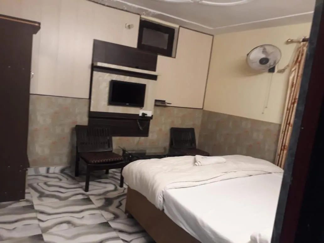 Bed in Hotel stay well Dalhousie