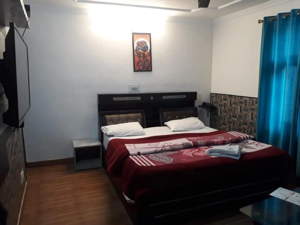 Bed in Hotel stay well Dalhousie