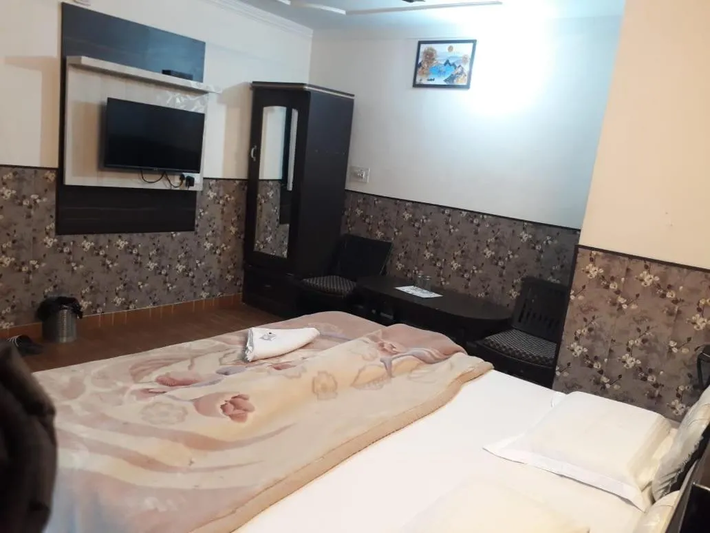 Bed in Hotel stay well Dalhousie