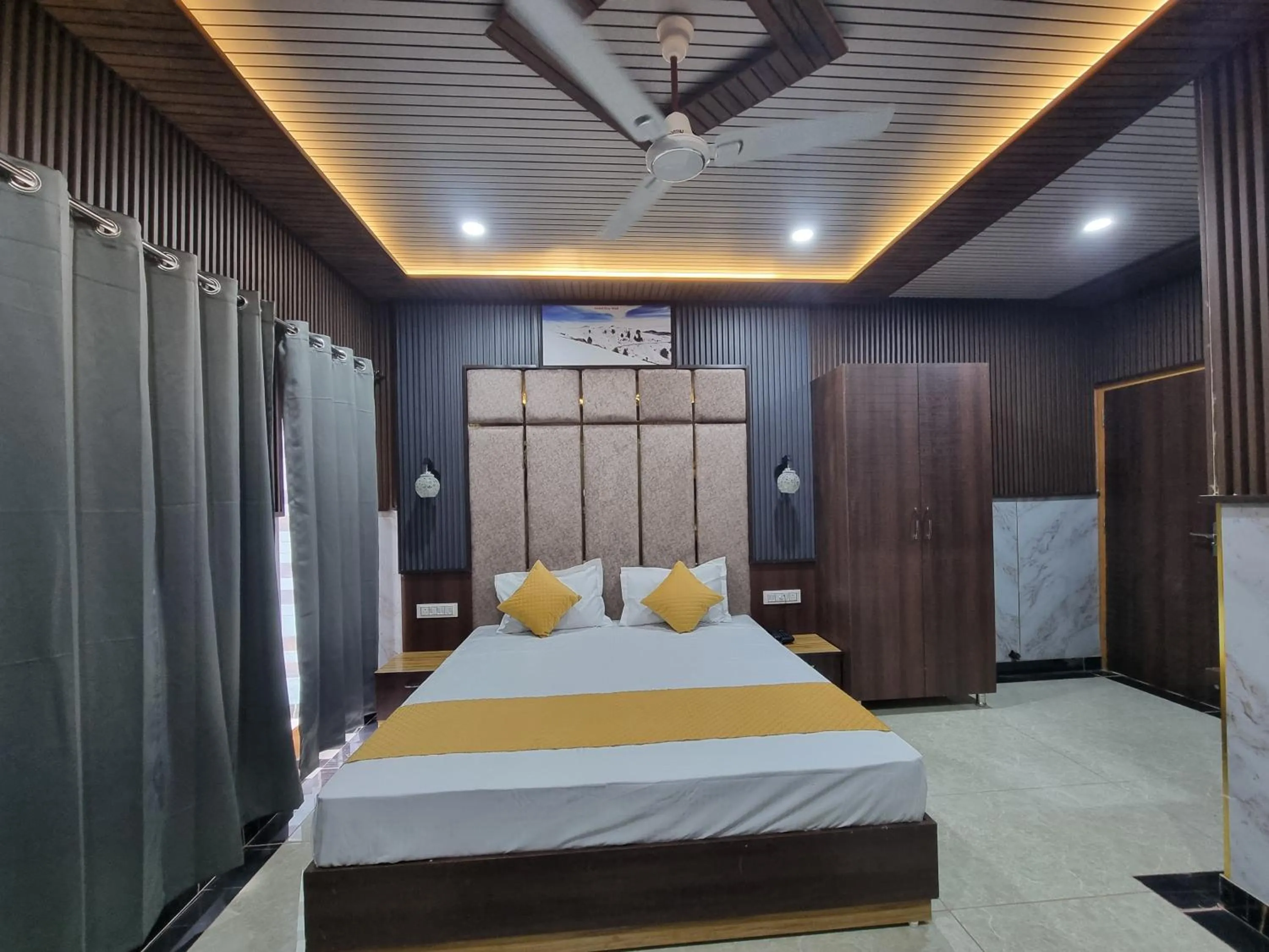 Bed in Hotel stay well Dalhousie