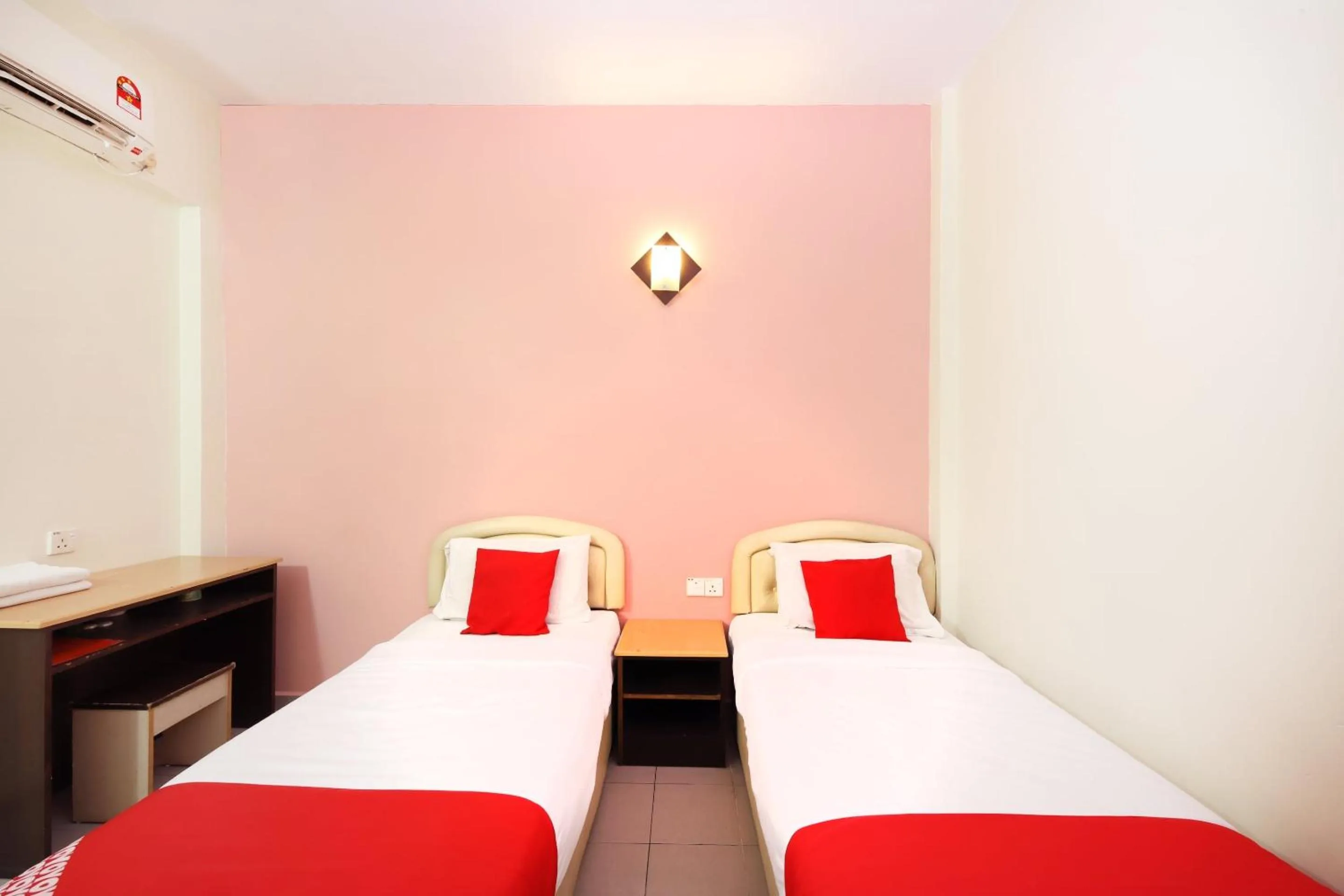 Standard Twin Room in Hotel O Bahau Near Taisho Mountain Formerly Sri Mutiara Bahau