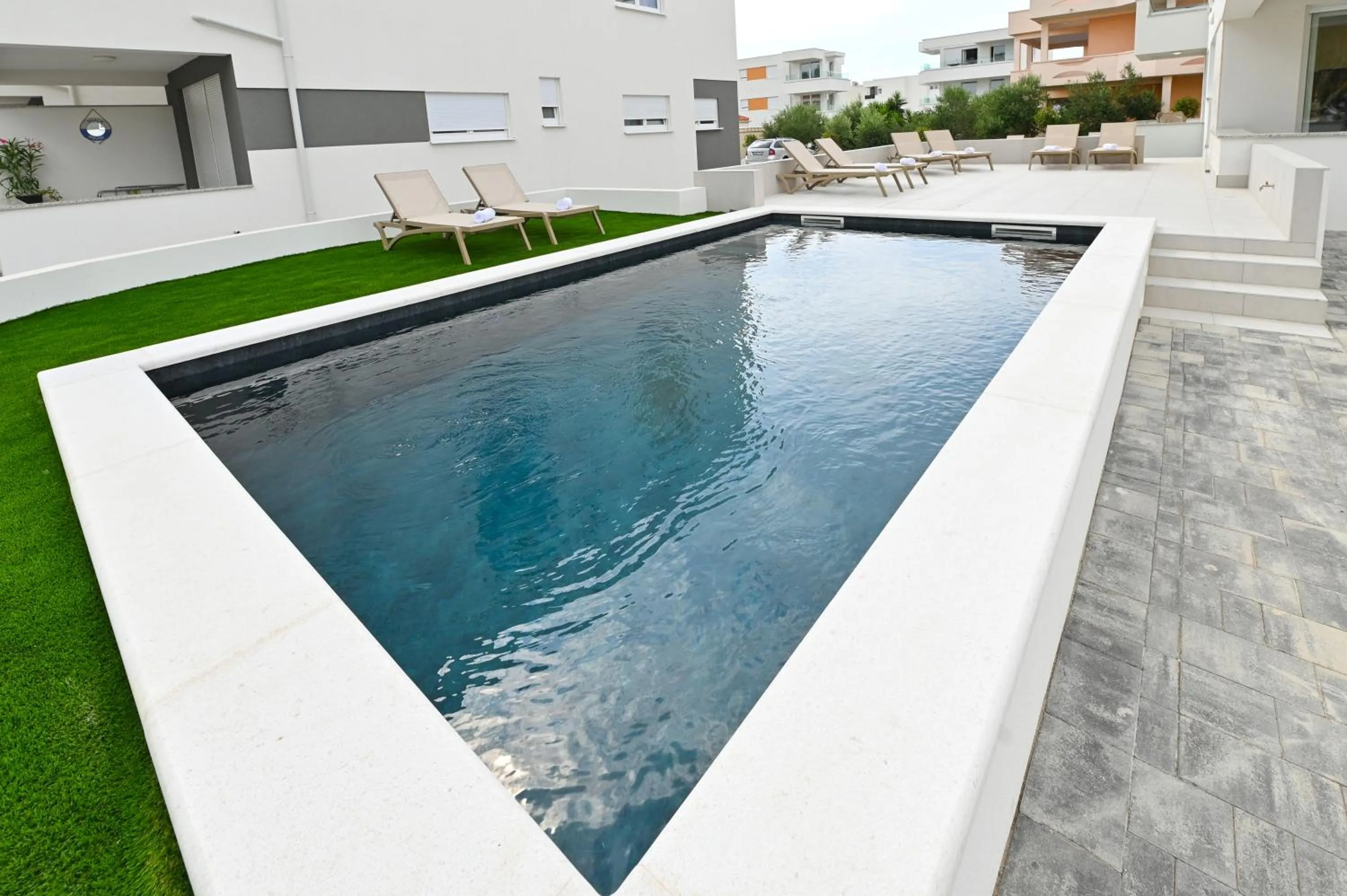 Apartments with pool Break B