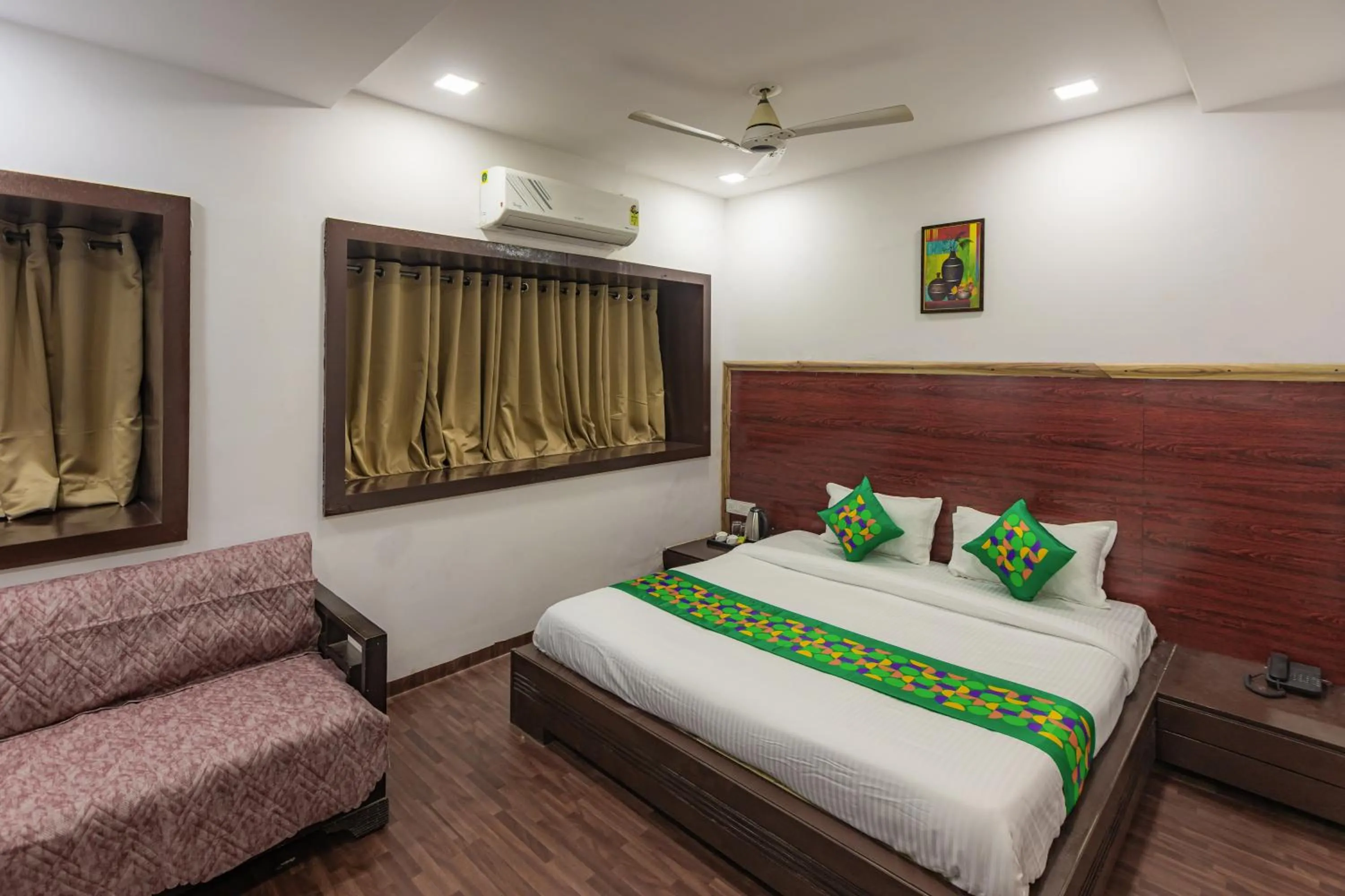 Bedroom, Bed in Treebo Shembekars Inn