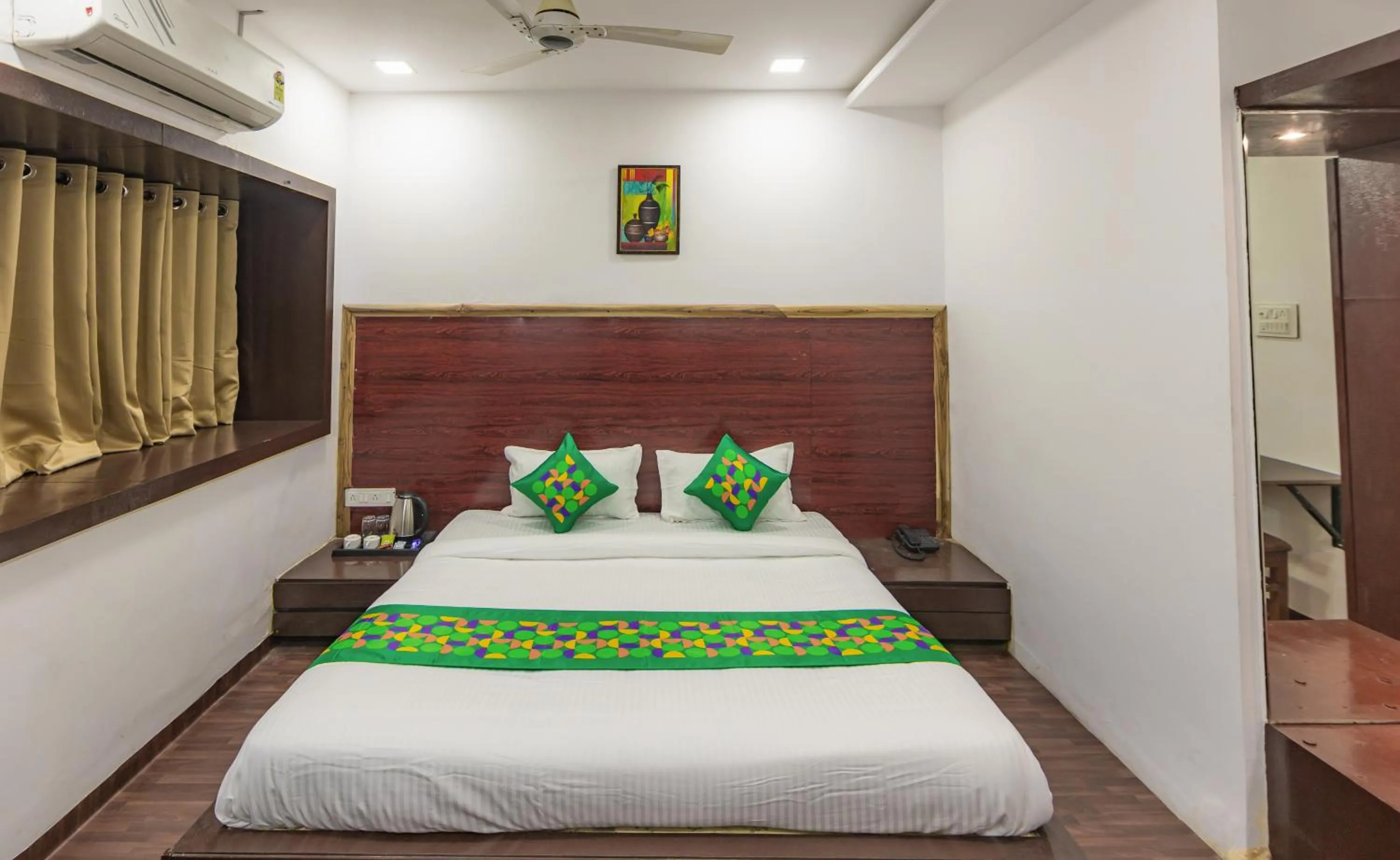 Bedroom, Bed in Treebo Shembekars Inn