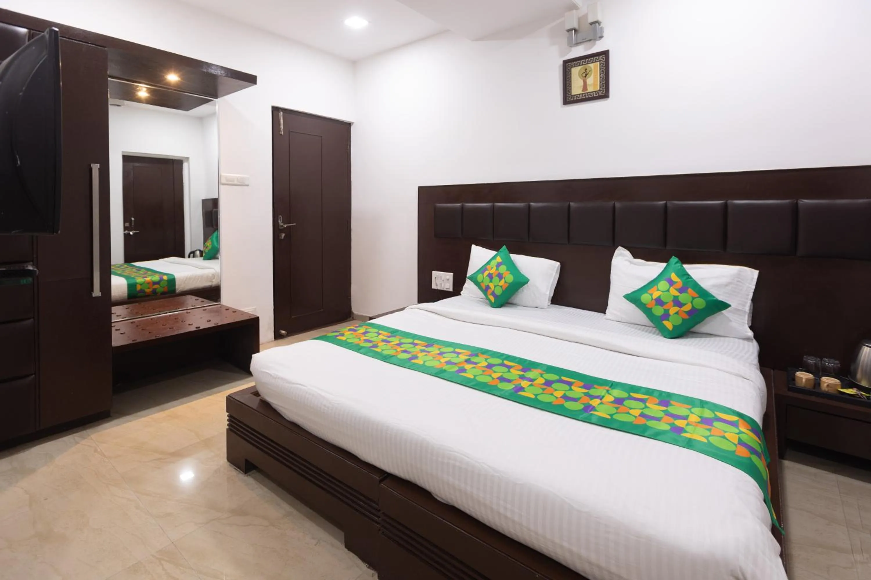 Bedroom, Bed in Treebo Shembekars Inn