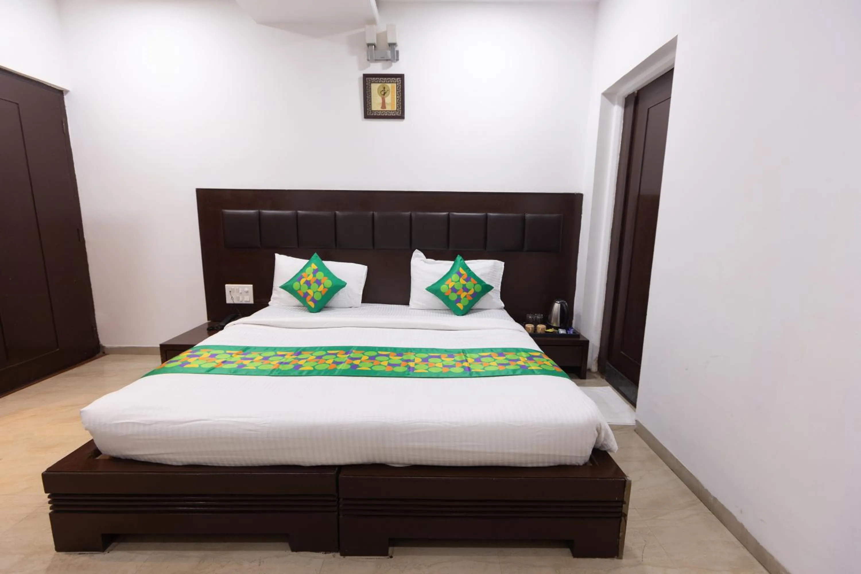 Bedroom, Bed in Treebo Shembekars Inn