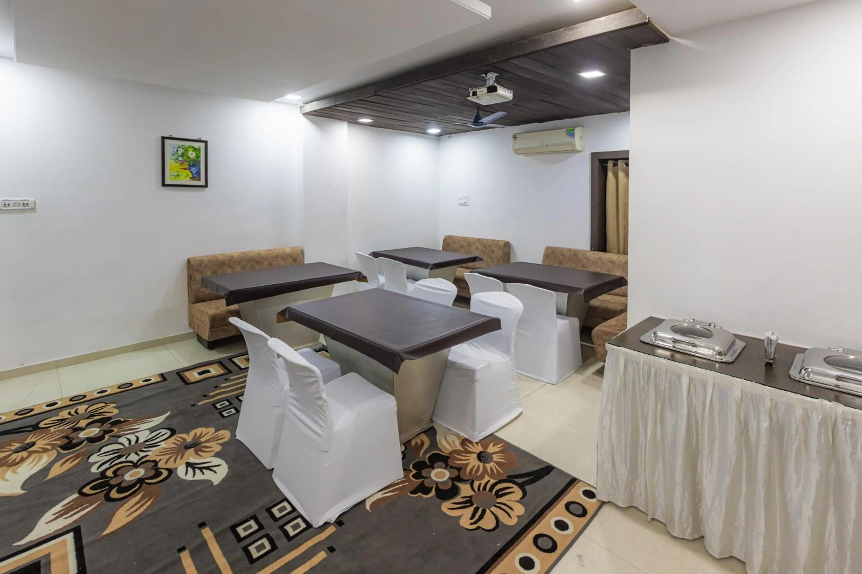 Restaurant/places to eat in Treebo Shembekars Inn