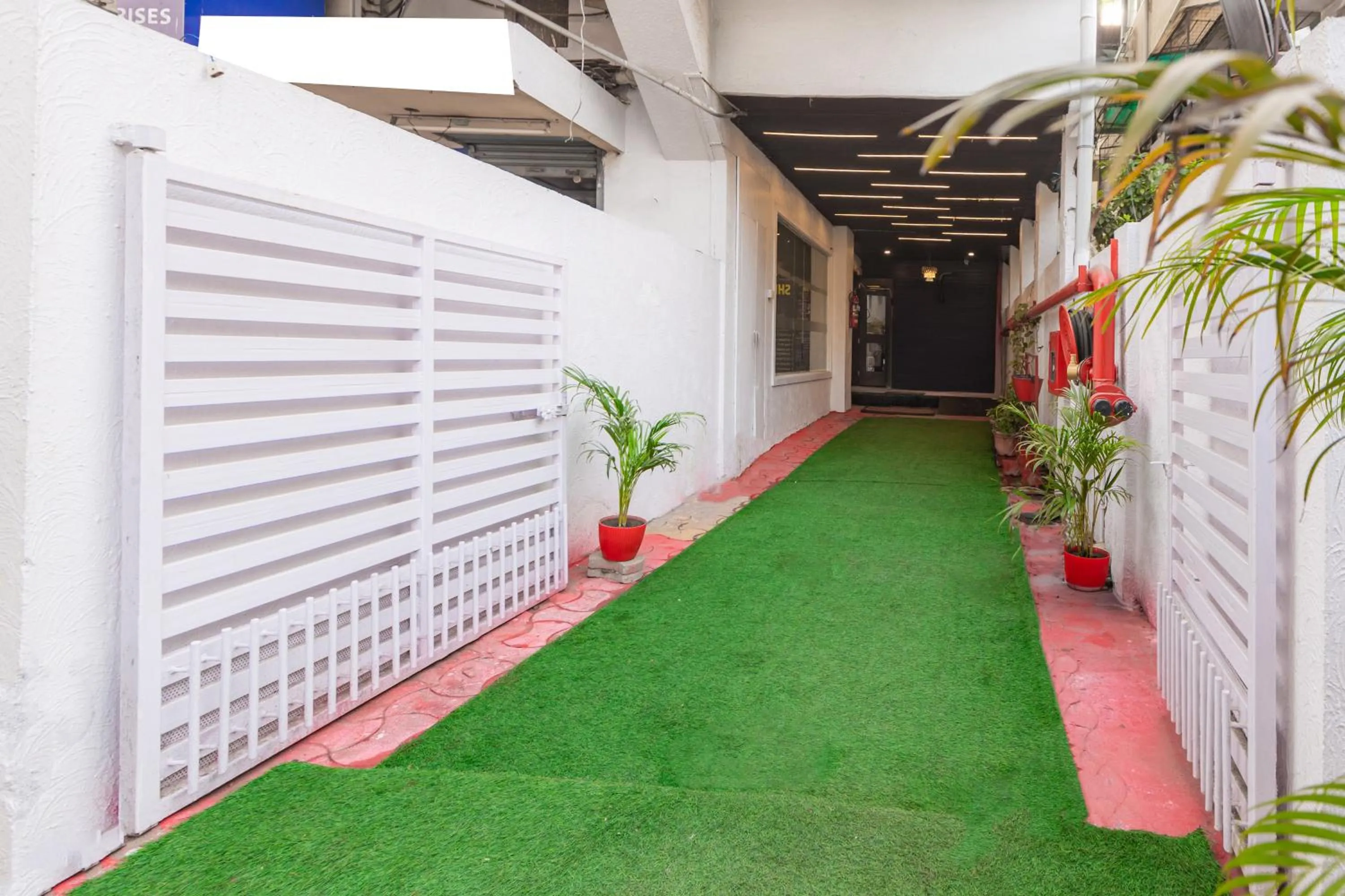 Facade/entrance in Treebo Shembekars Inn