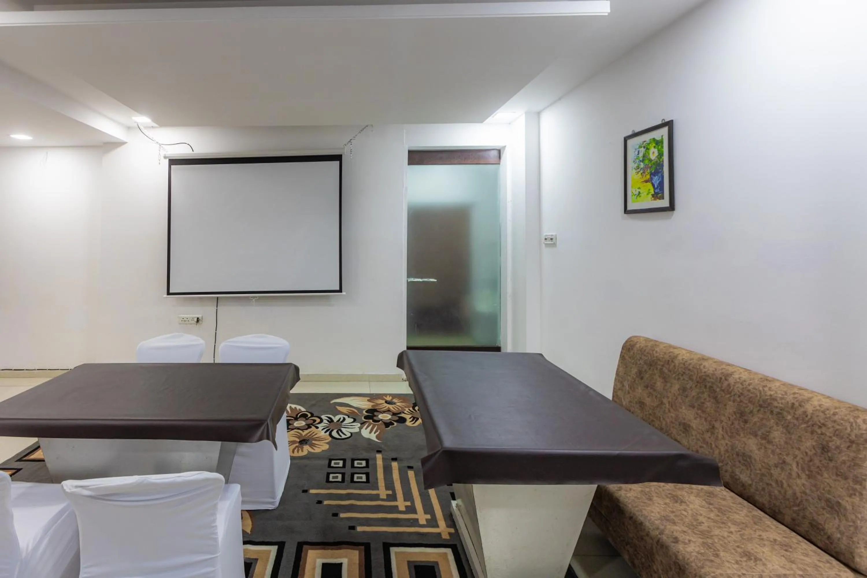 Restaurant/places to eat in Treebo Shembekars Inn