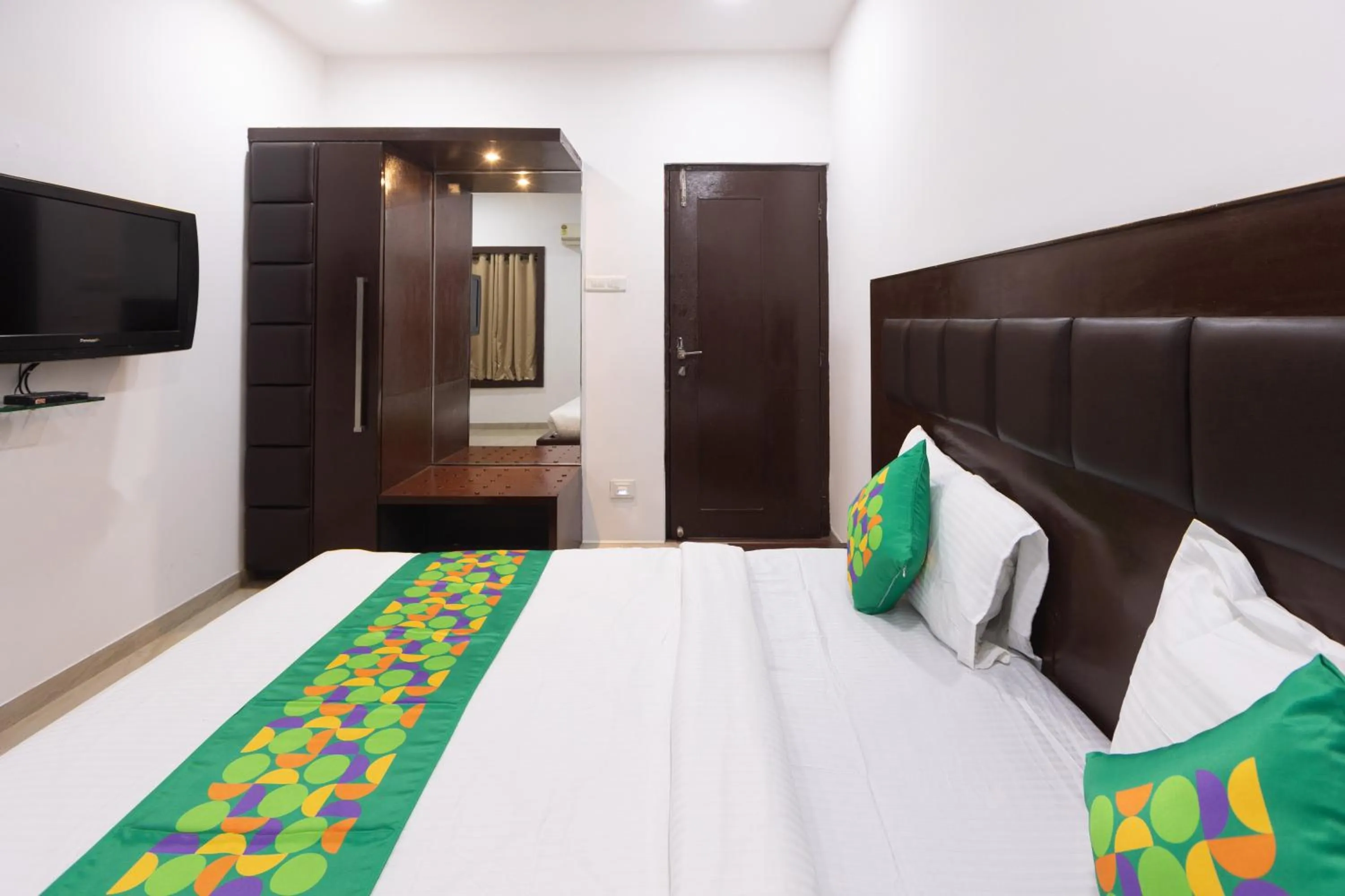 Bedroom, Bed in Treebo Shembekars Inn