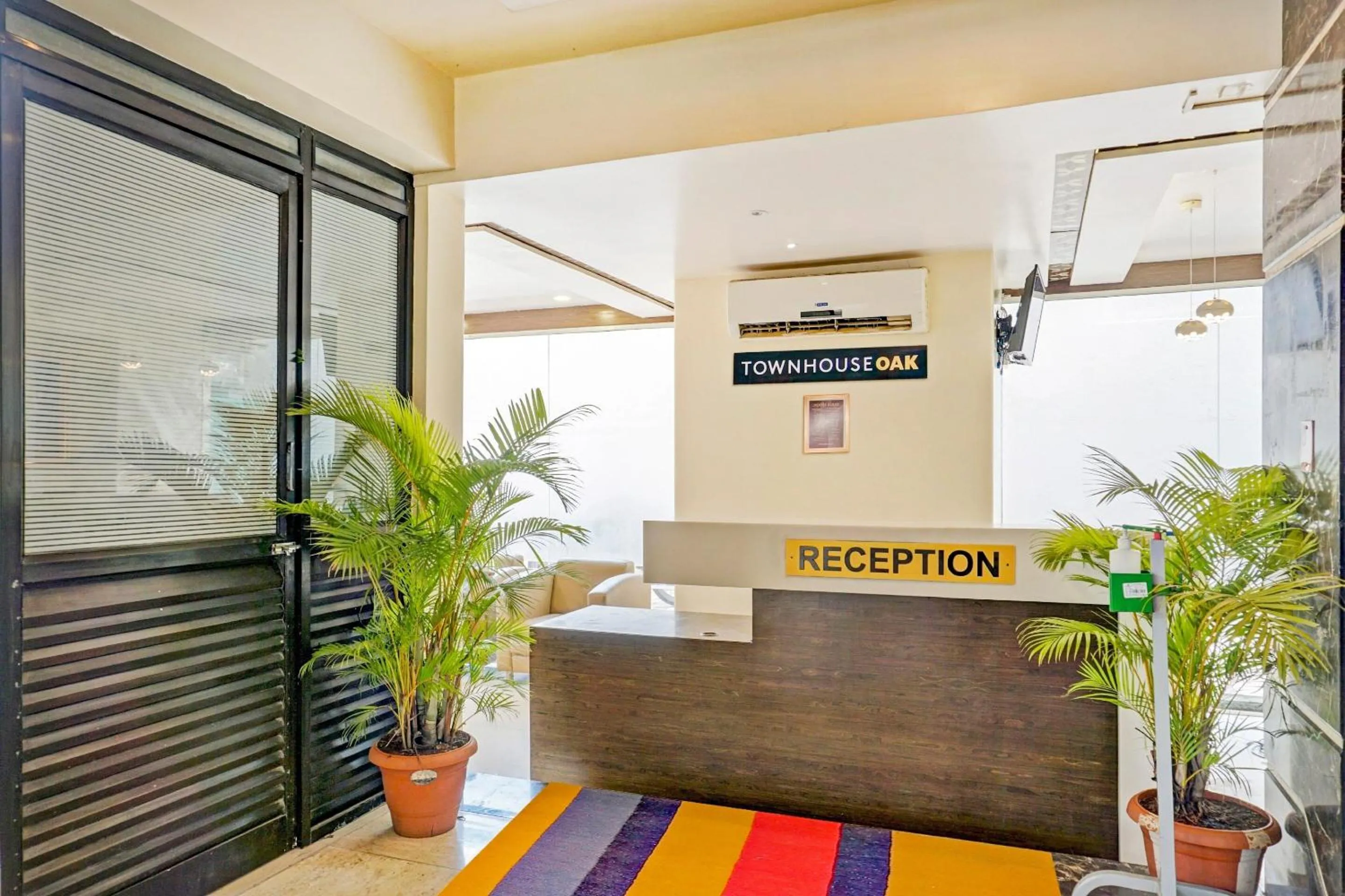 Lobby or reception in Super Townhouse OAK Regal Inn Near Sant Tukaram Nagar Metro Station
