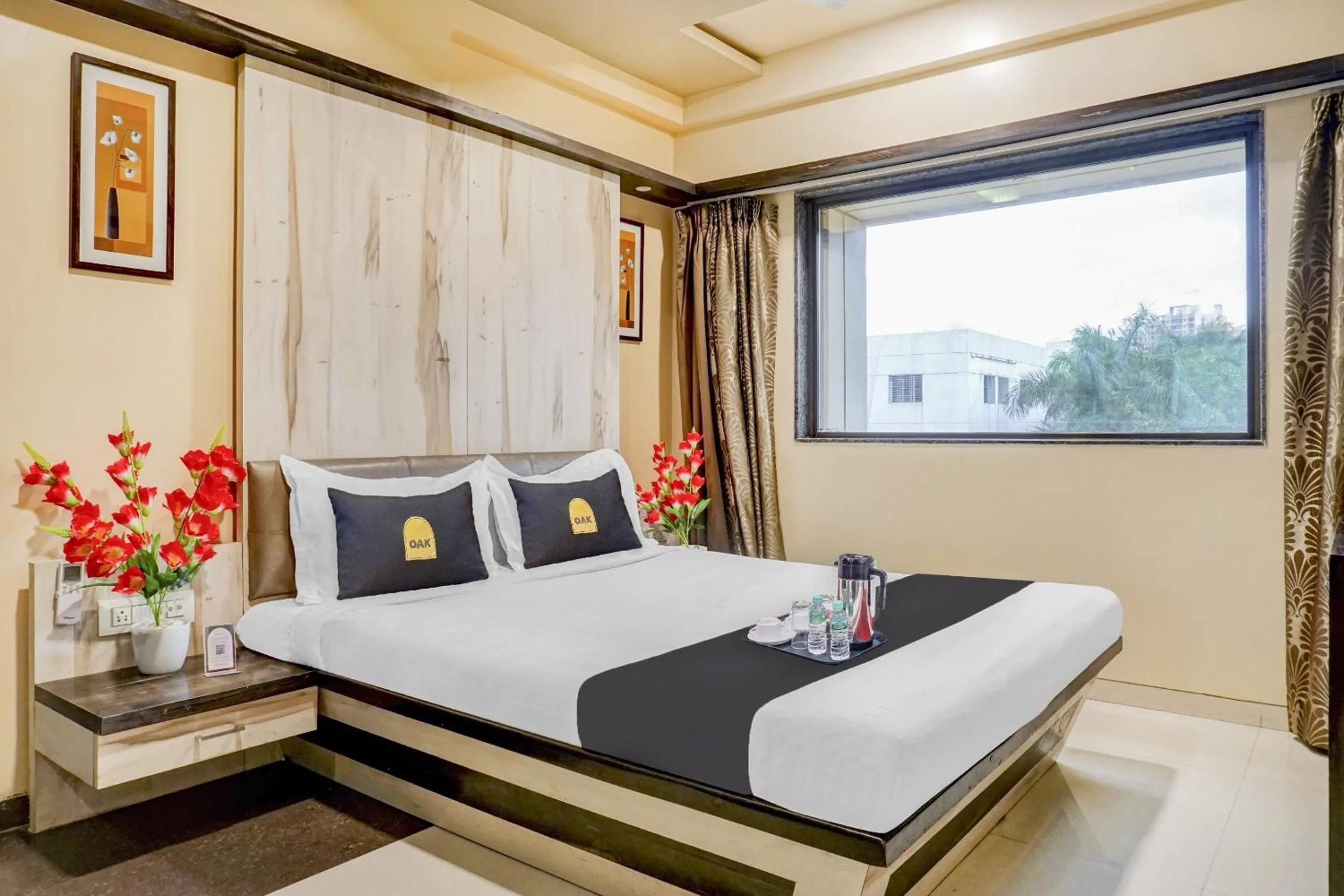 Bedroom, Bed in Super Townhouse OAK Regal Inn Near Sant Tukaram Nagar Metro Station