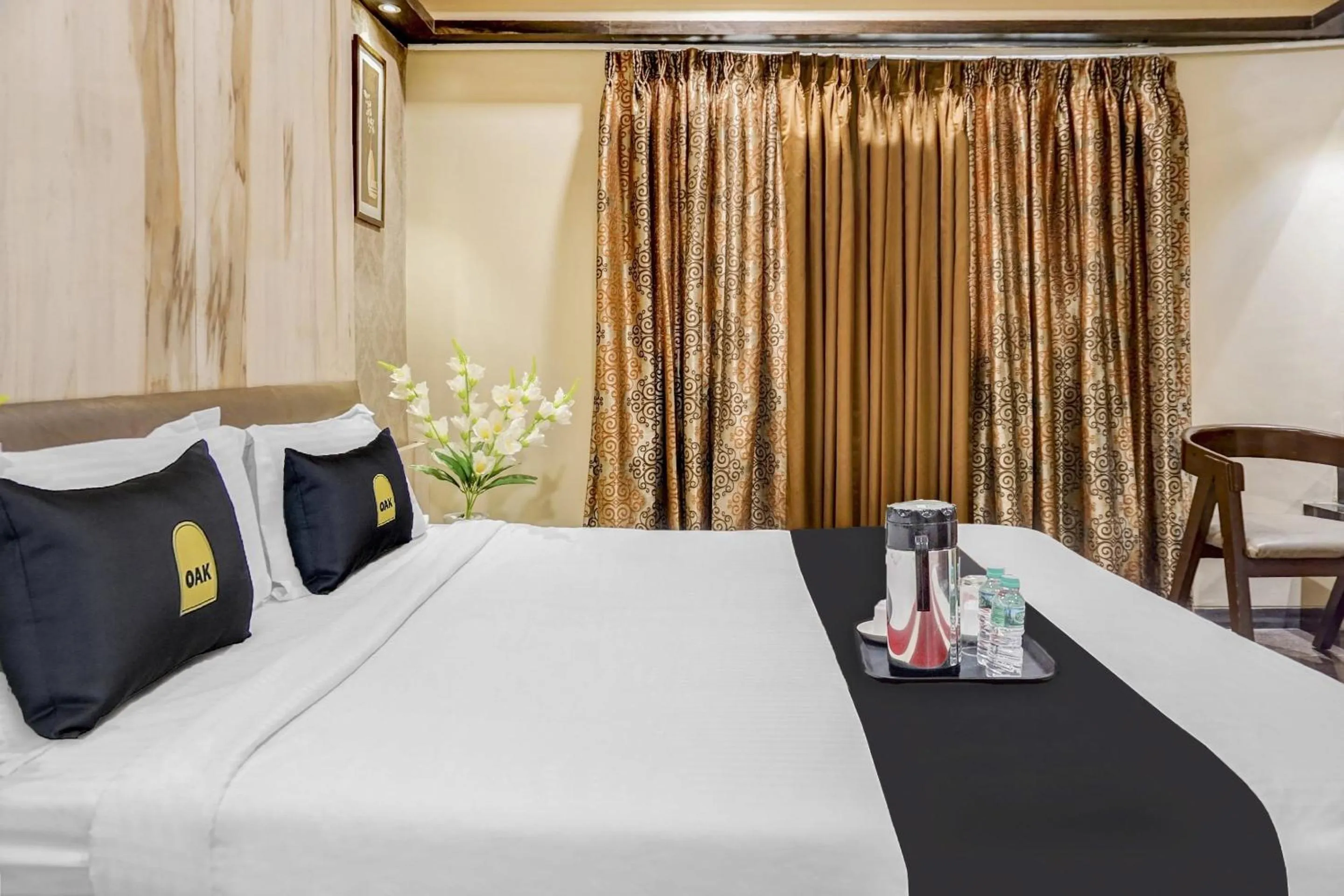 Bedroom, Bed in Super Townhouse OAK Regal Inn Near Sant Tukaram Nagar Metro Station