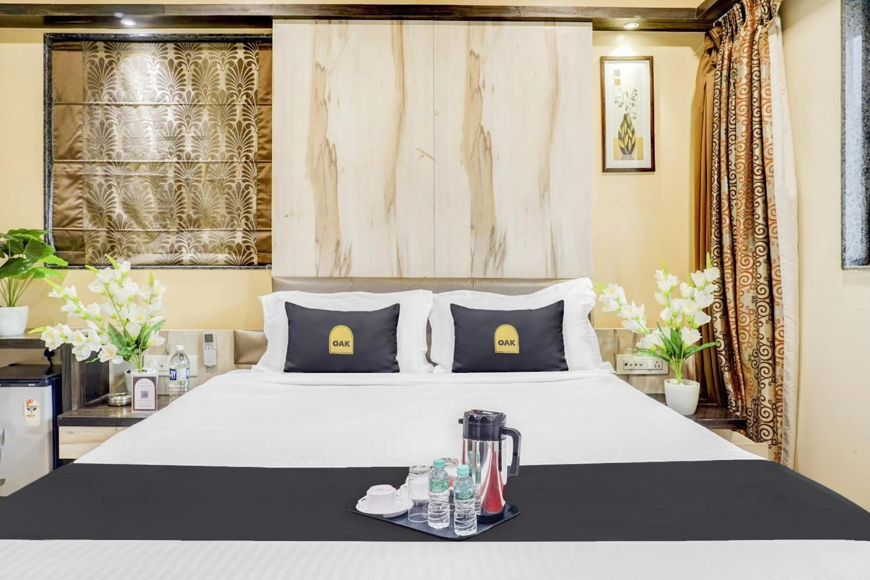 Bedroom, Bed in Super Townhouse OAK Regal Inn Near Sant Tukaram Nagar Metro Station