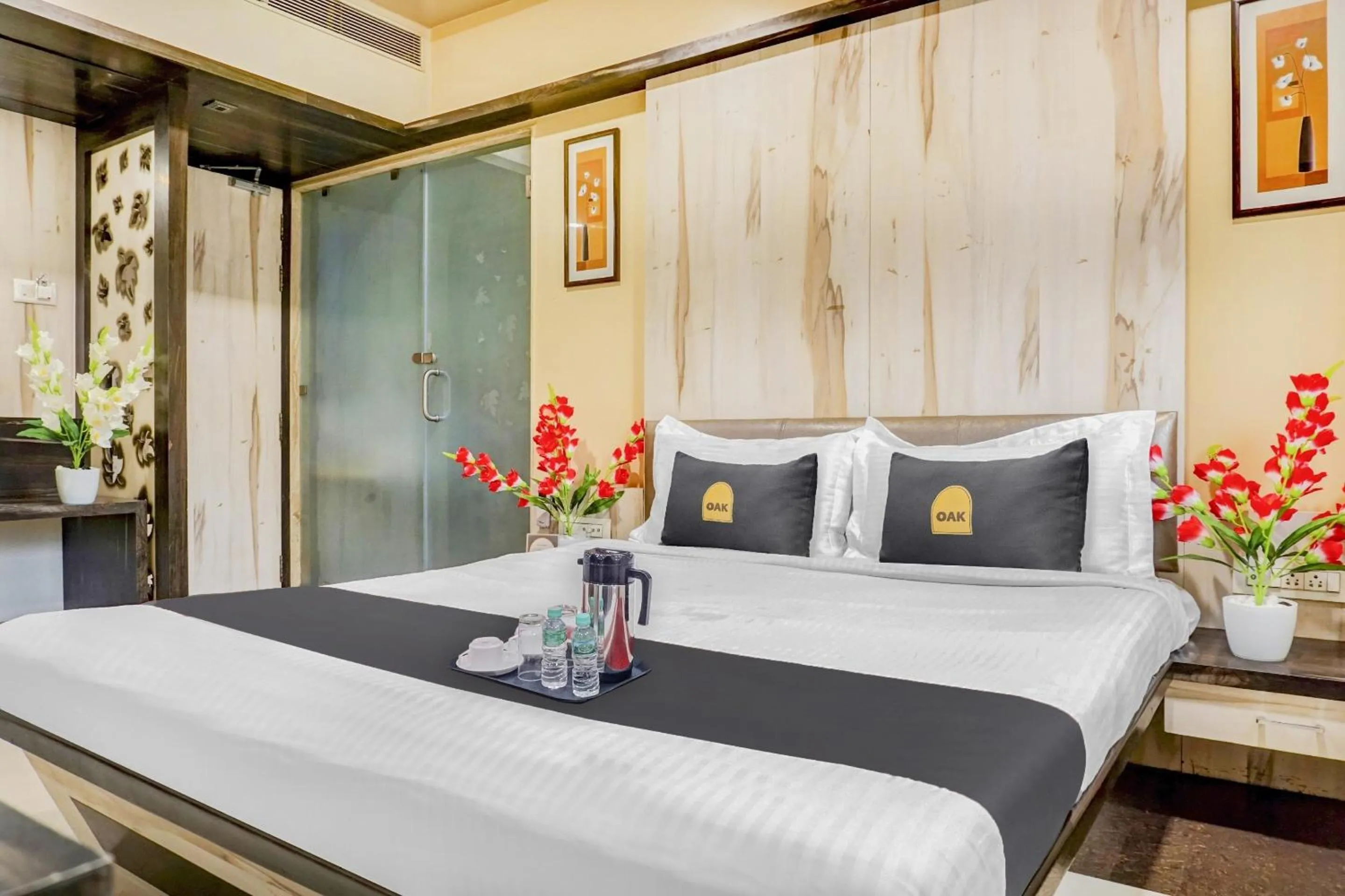 Bedroom, Bed in Super Townhouse OAK Regal Inn Near Sant Tukaram Nagar Metro Station