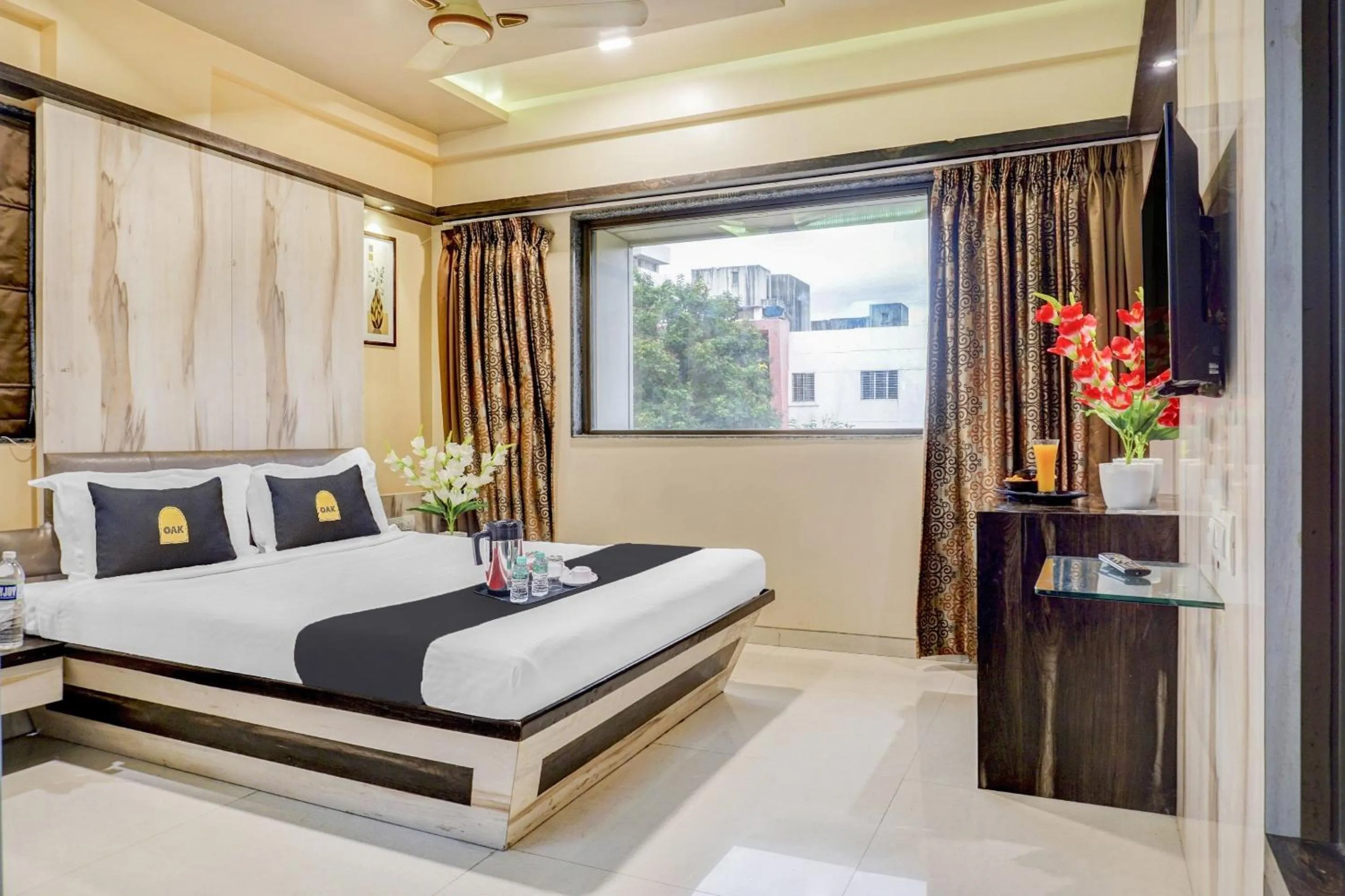 Bedroom, Bed in Super Townhouse OAK Regal Inn Near Sant Tukaram Nagar Metro Station