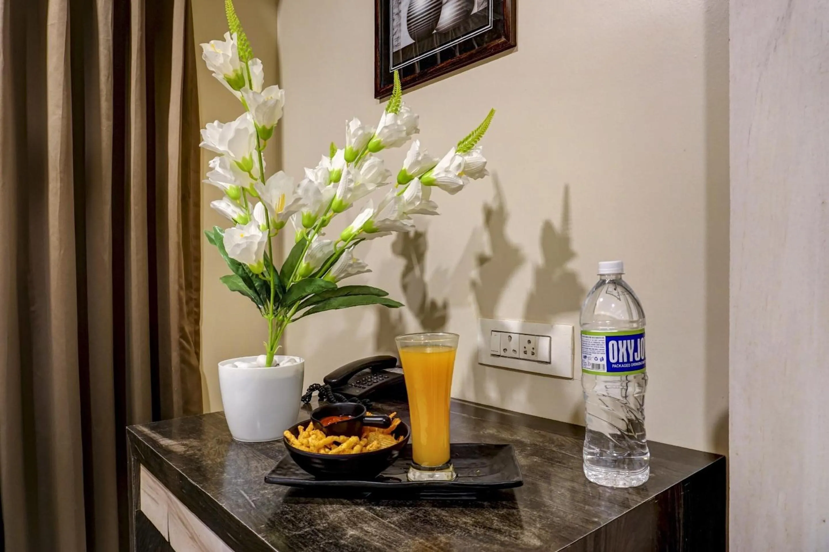 Bedroom in Super Townhouse OAK Regal Inn Near Sant Tukaram Nagar Metro Station