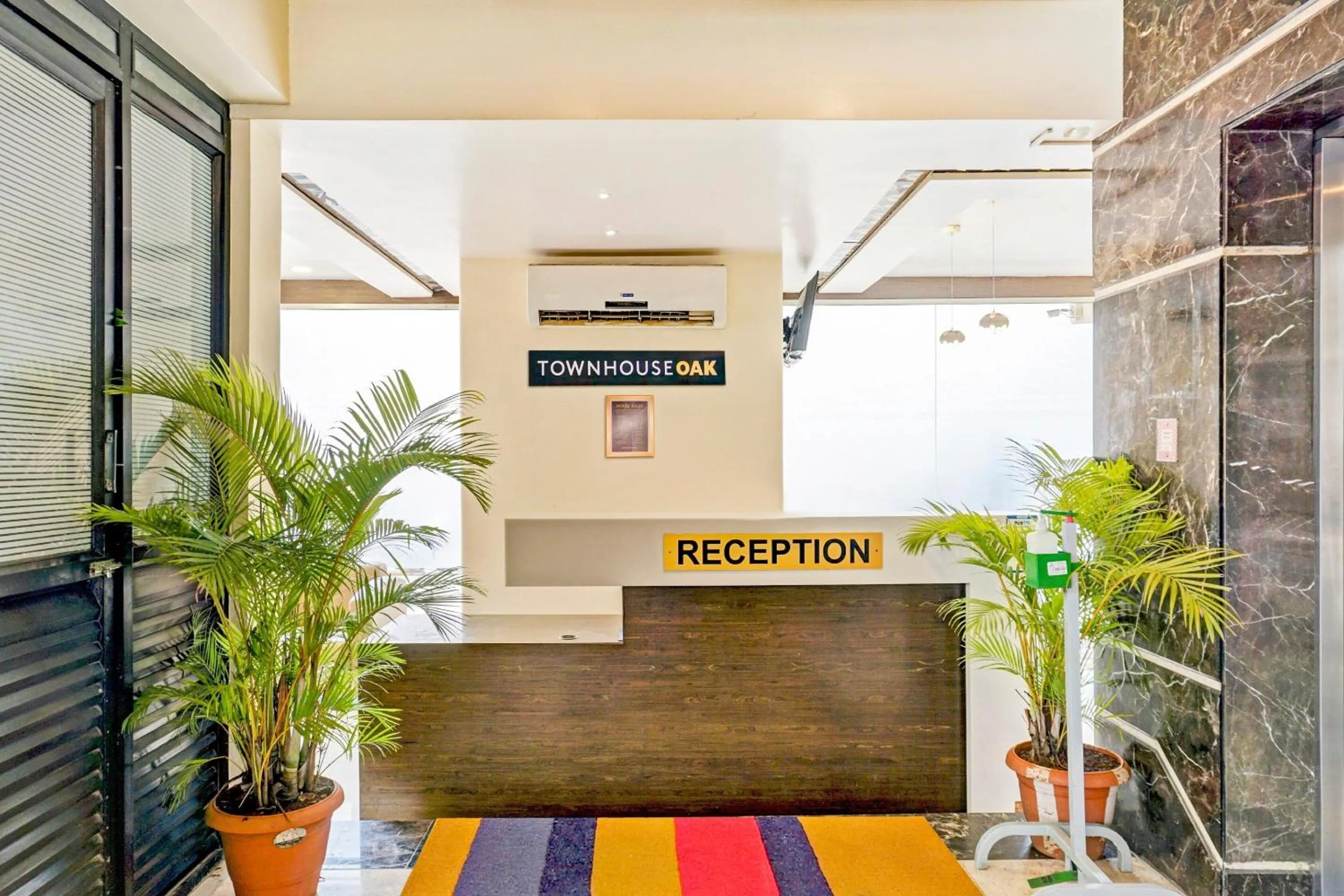 Lobby or reception in Super Townhouse OAK Regal Inn Near Sant Tukaram Nagar Metro Station