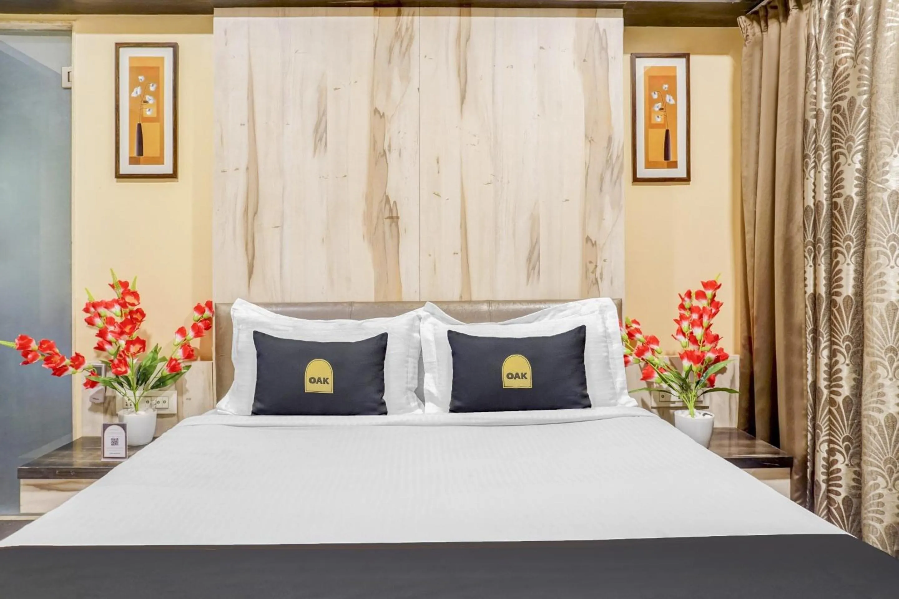 Bedroom, Bed in Super Townhouse OAK Regal Inn Near Sant Tukaram Nagar Metro Station