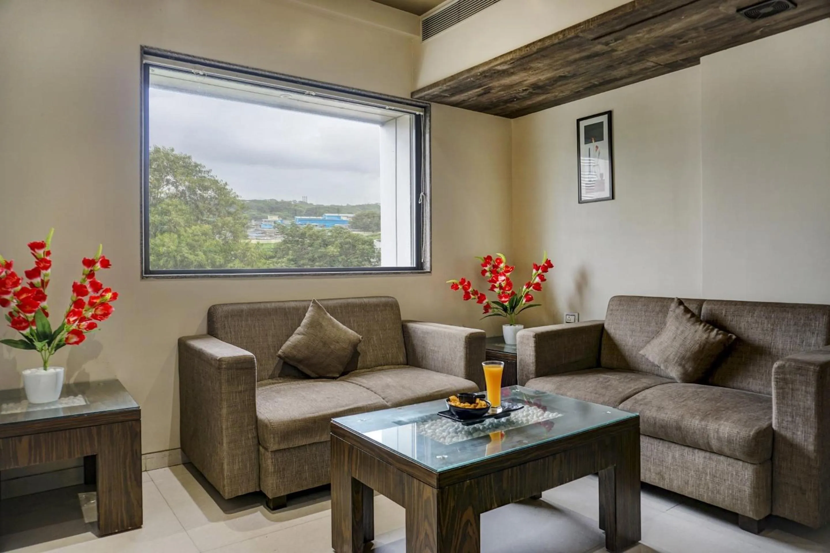 Bedroom in Super Townhouse OAK Regal Inn Near Sant Tukaram Nagar Metro Station