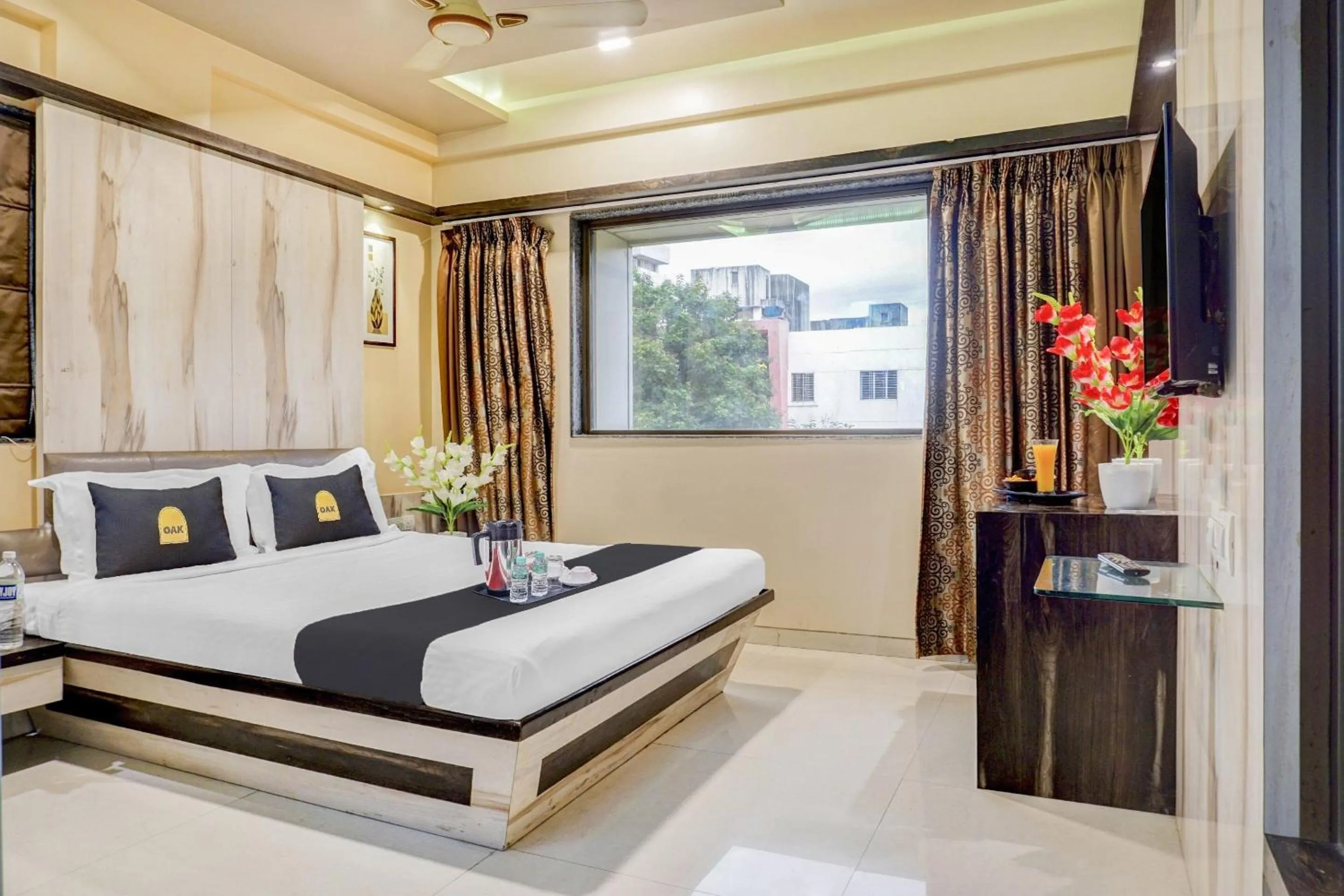 Bedroom, Bed in Super Townhouse OAK Regal Inn Near Sant Tukaram Nagar Metro Station