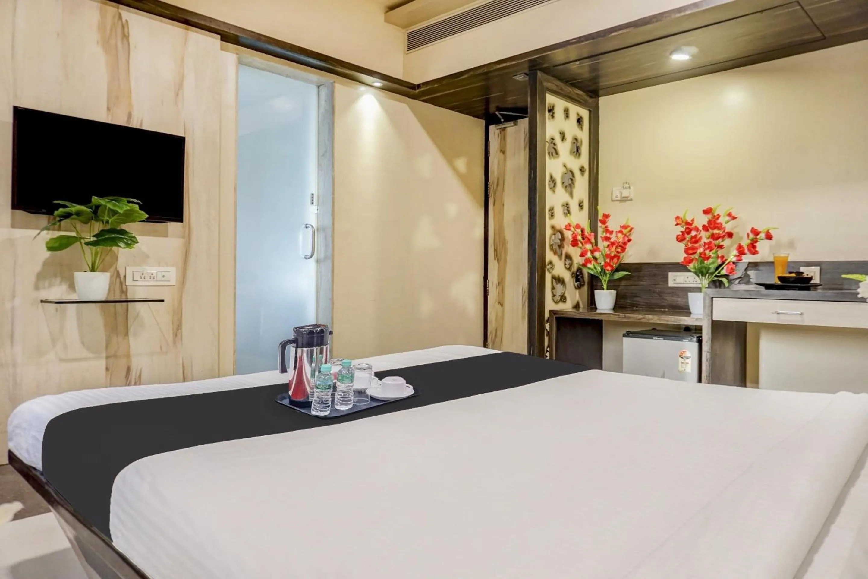 Bedroom, Bed in Super Townhouse OAK Regal Inn Near Sant Tukaram Nagar Metro Station